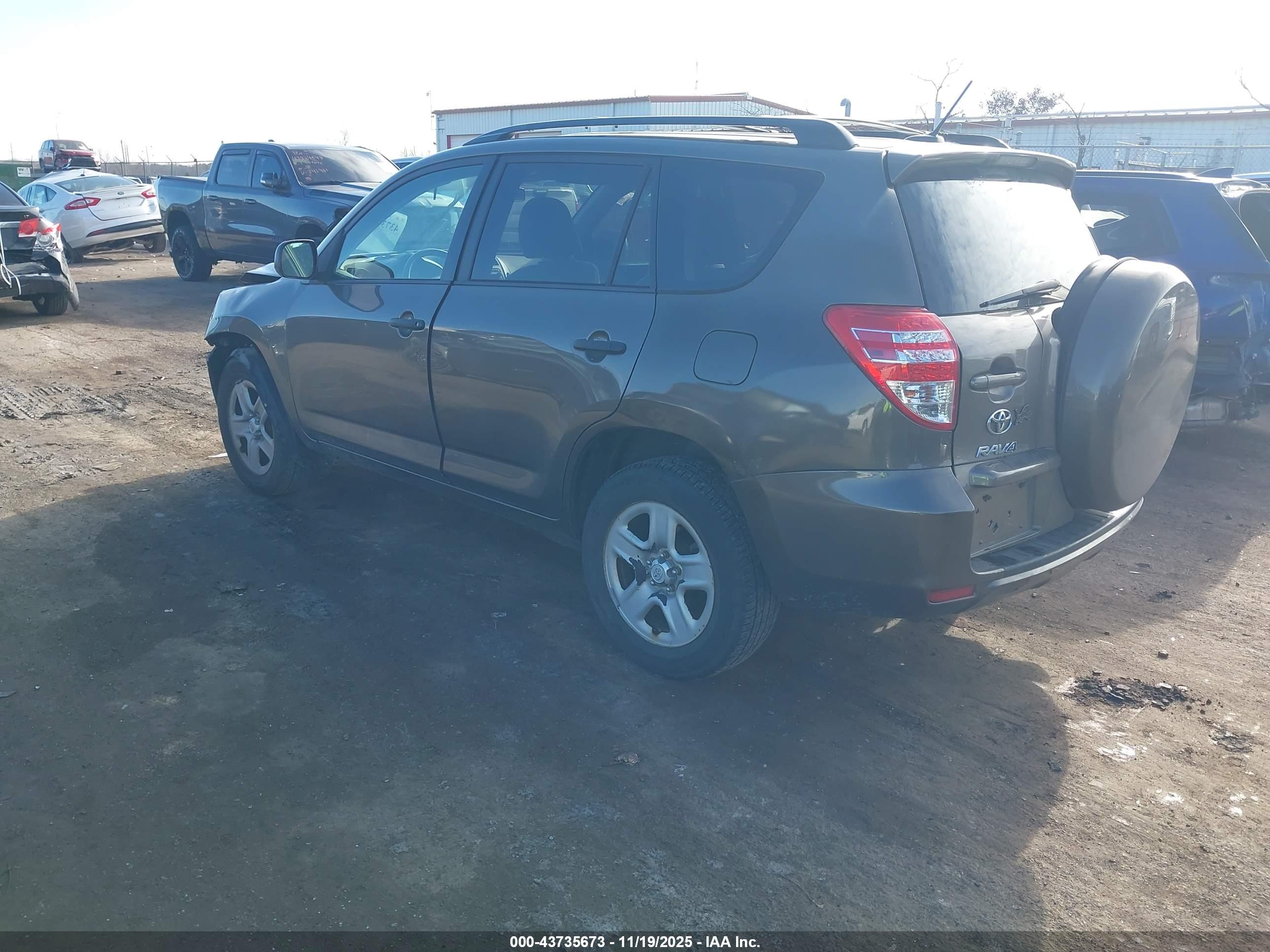 TOYOTA RAV4 image 3