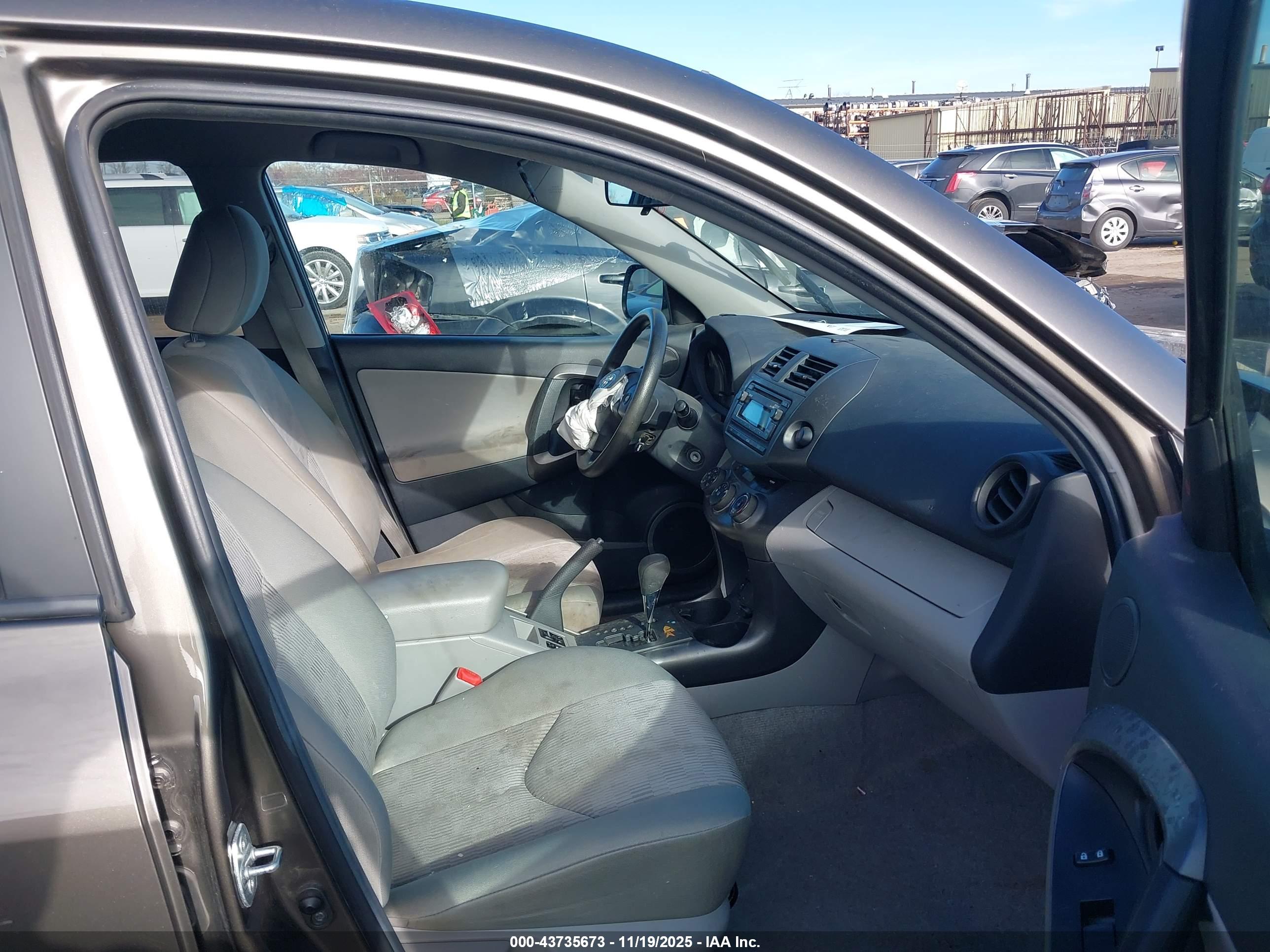 TOYOTA RAV4 image 5