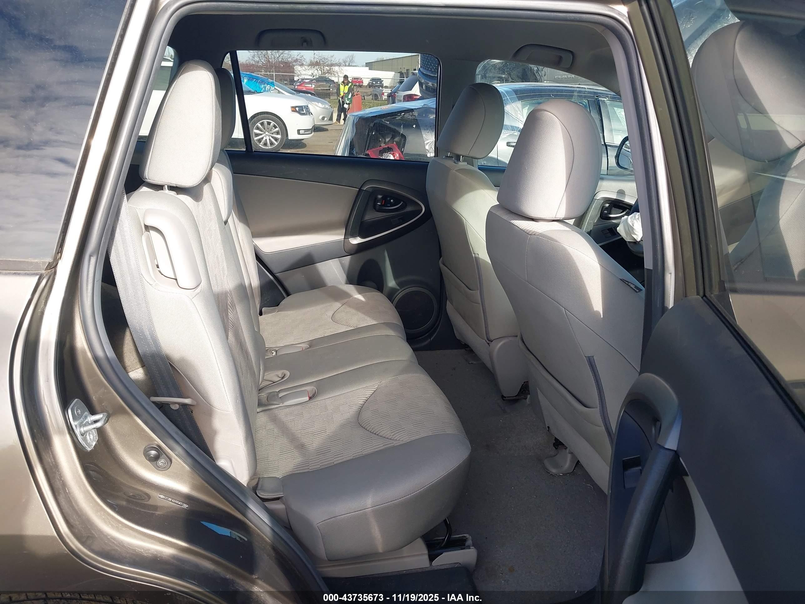 TOYOTA RAV4 image 8