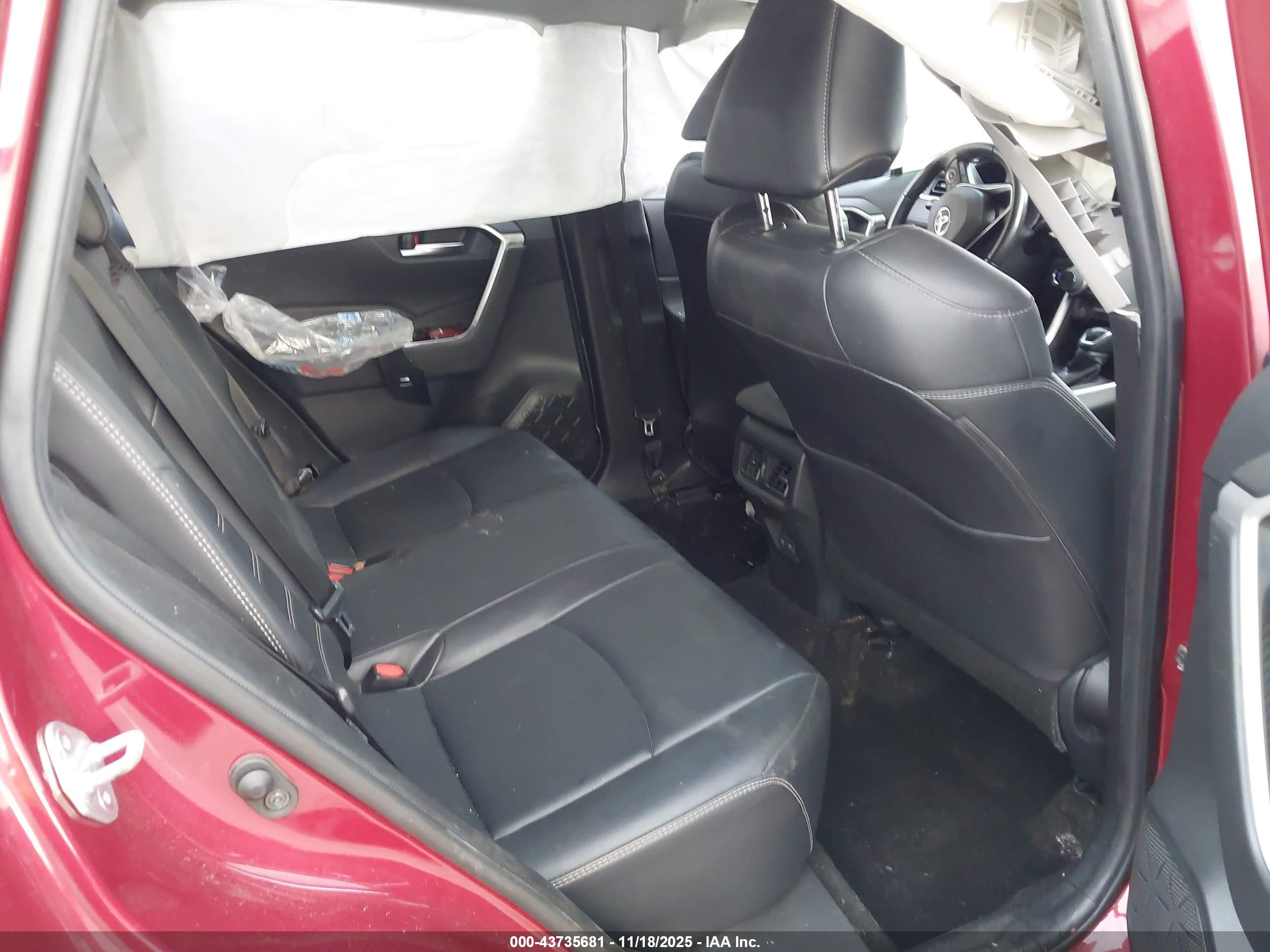 TOYOTA RAV4 image 8