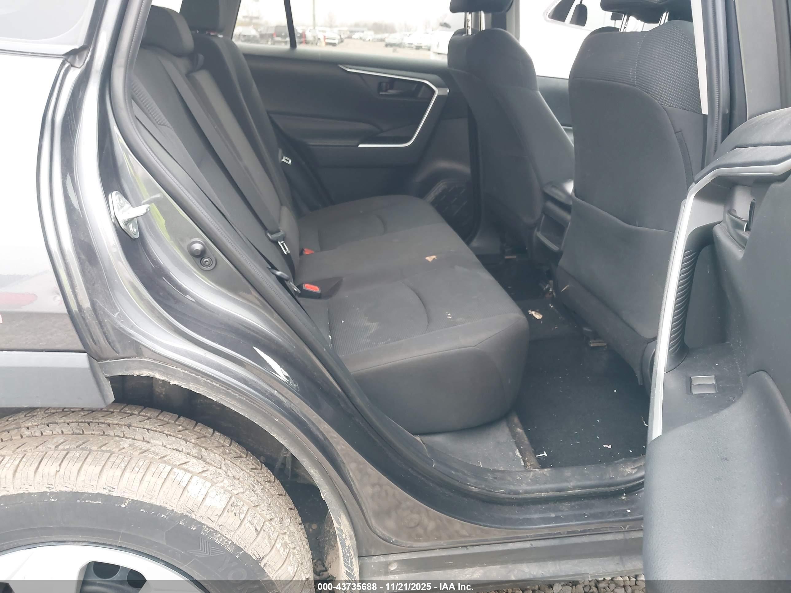 TOYOTA RAV4 image 8