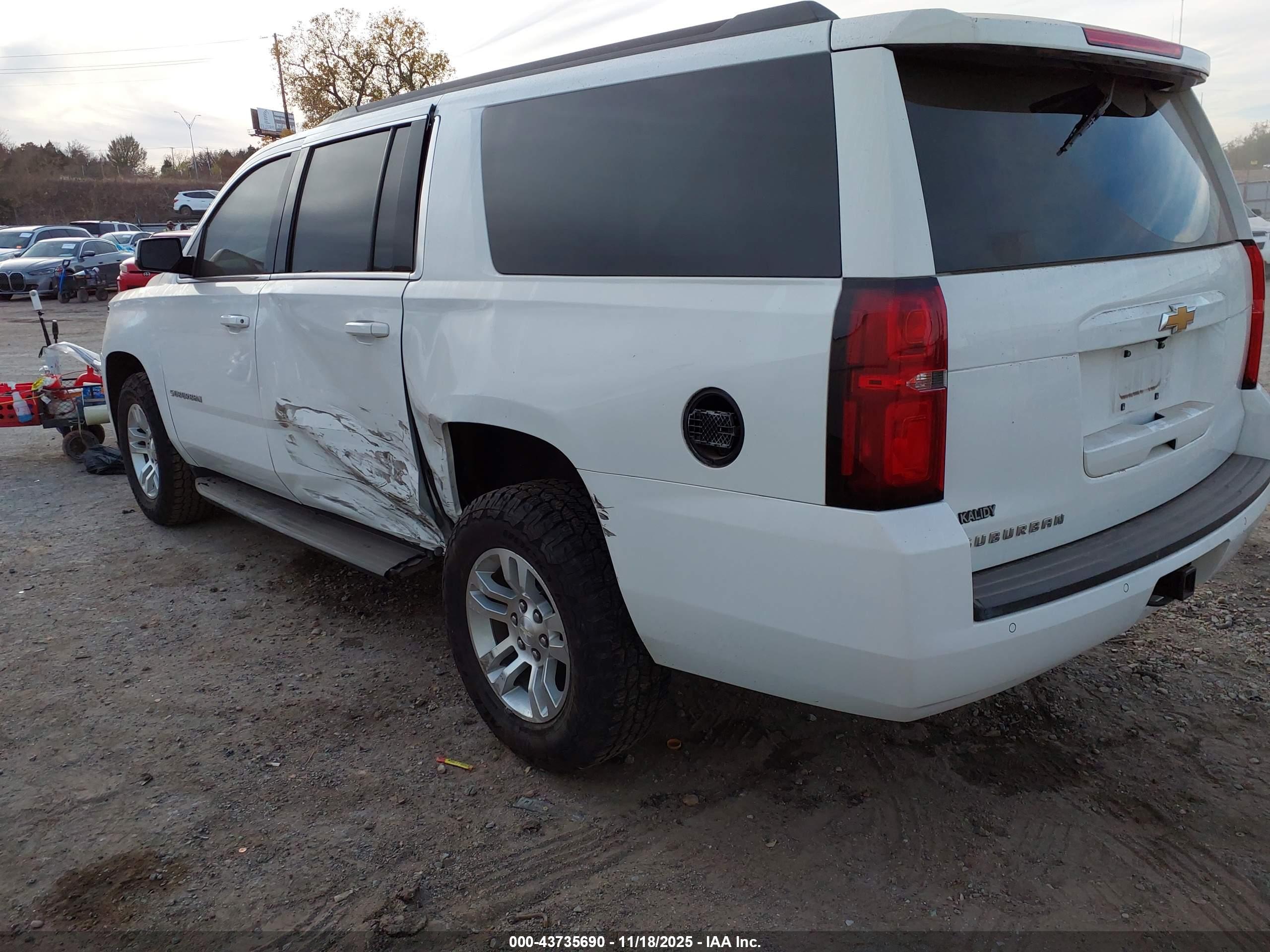 CHEVROLET SUBURBAN image 3