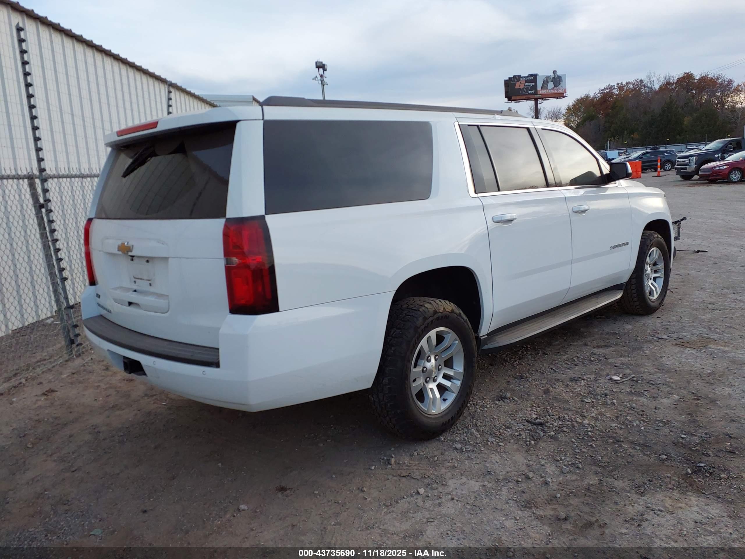 CHEVROLET SUBURBAN image 4