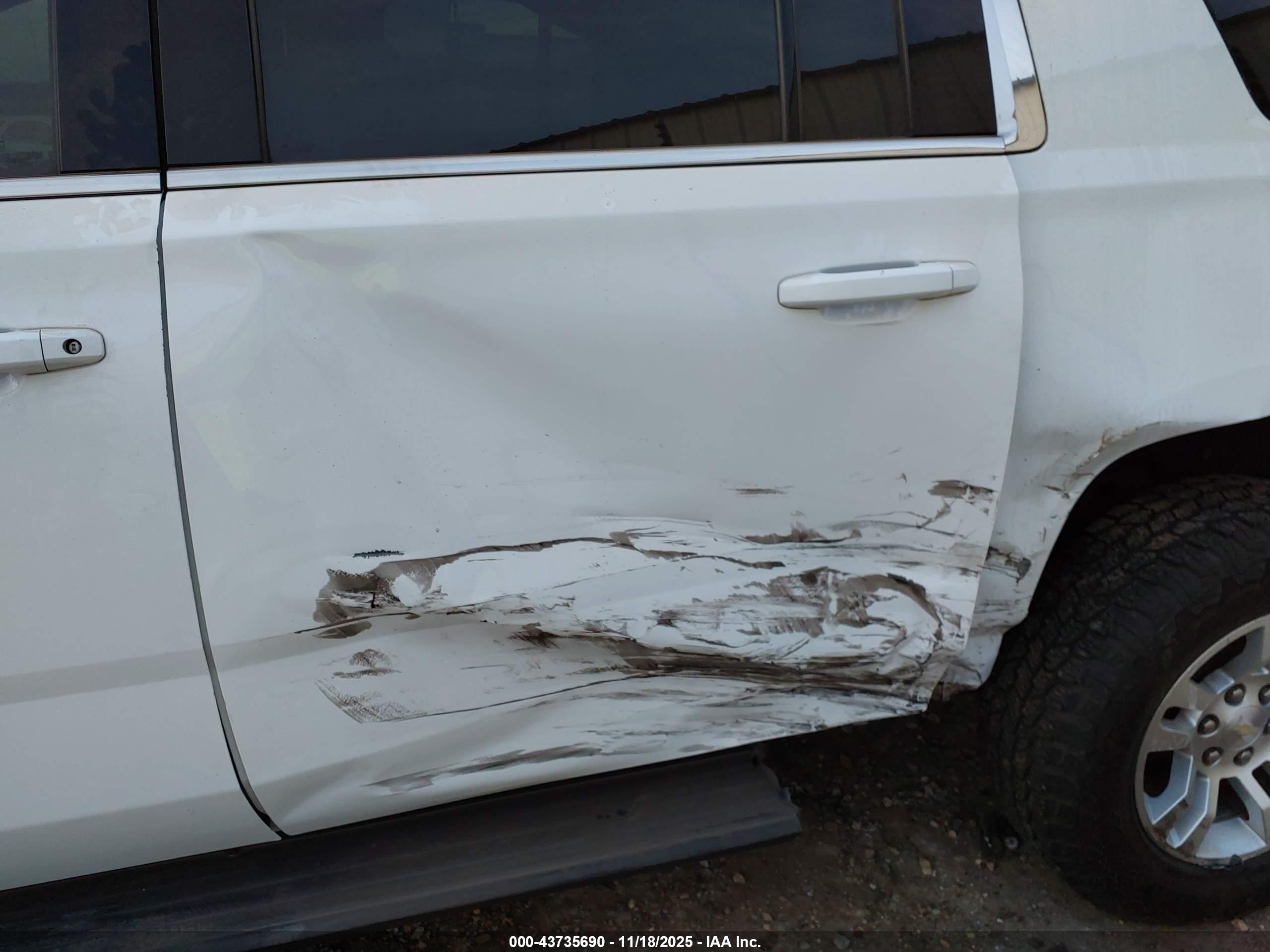 CHEVROLET SUBURBAN image 6