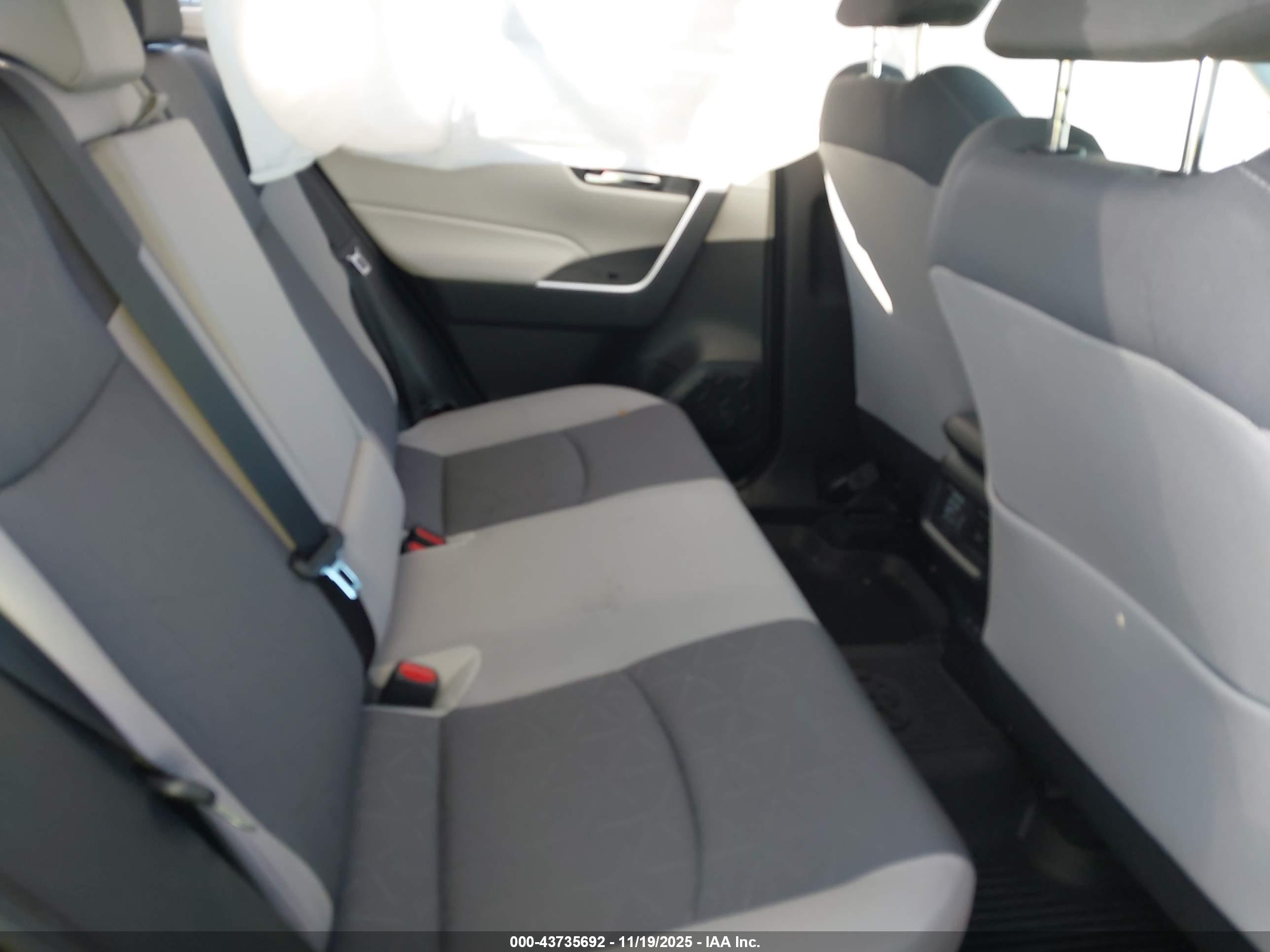 TOYOTA RAV4 image 8