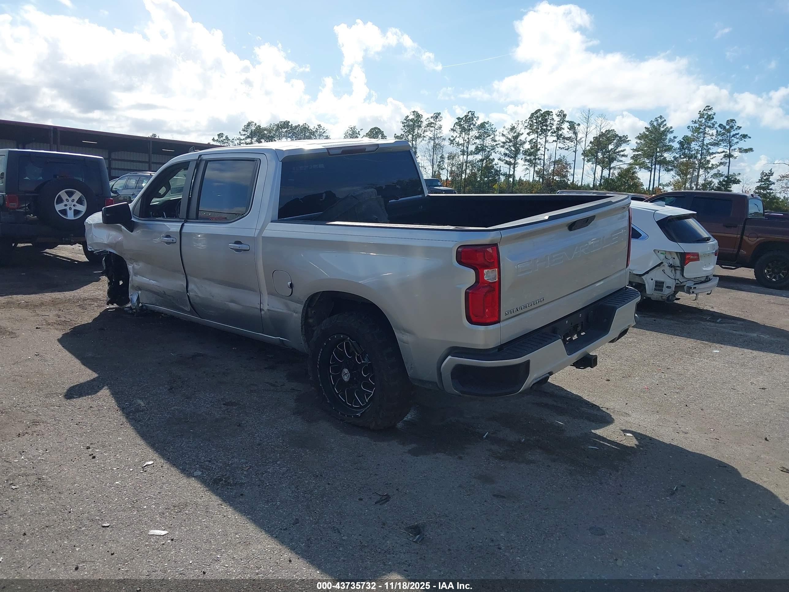 CHEVROLET SILVERADO image 3