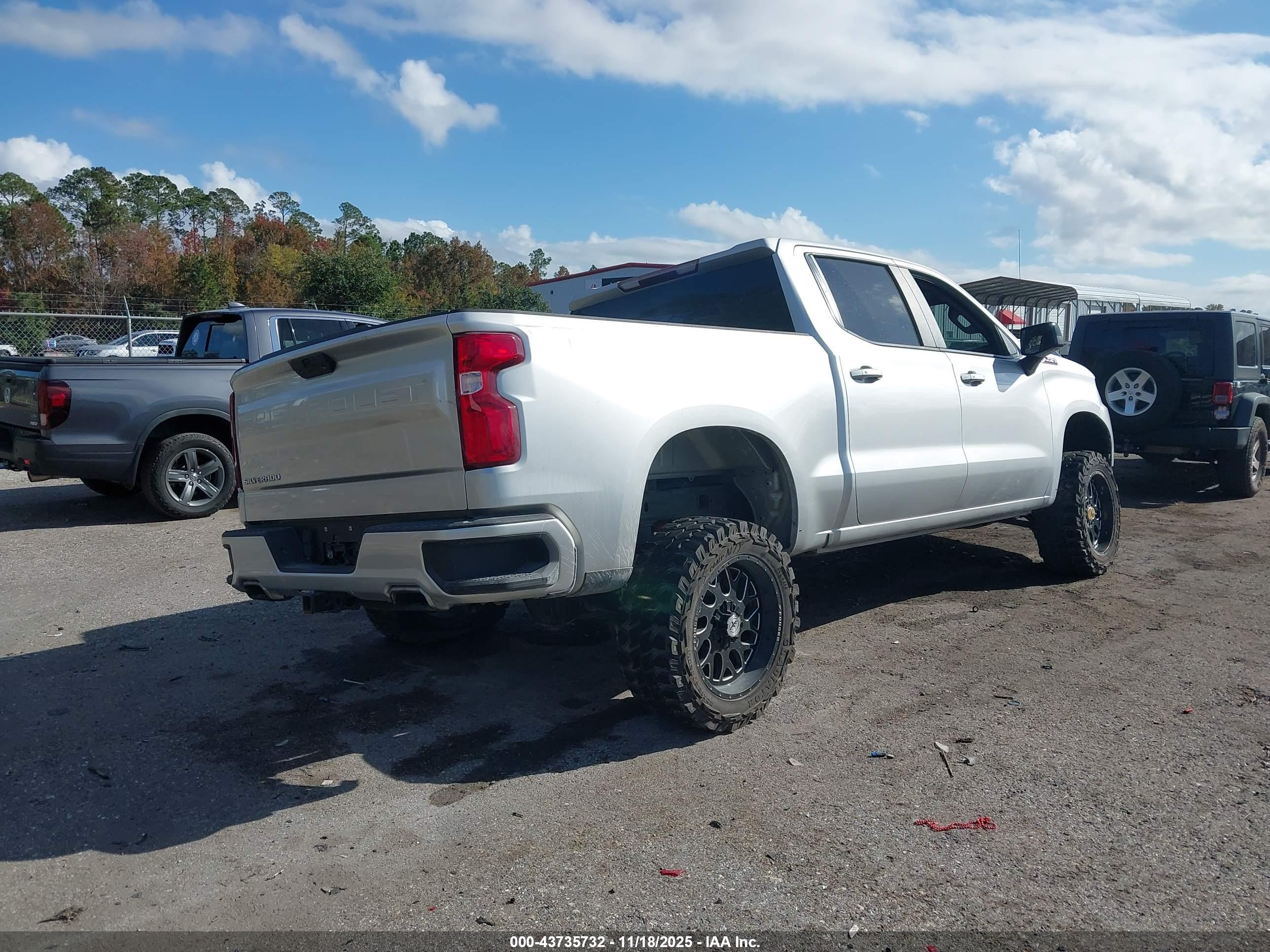 CHEVROLET SILVERADO image 4