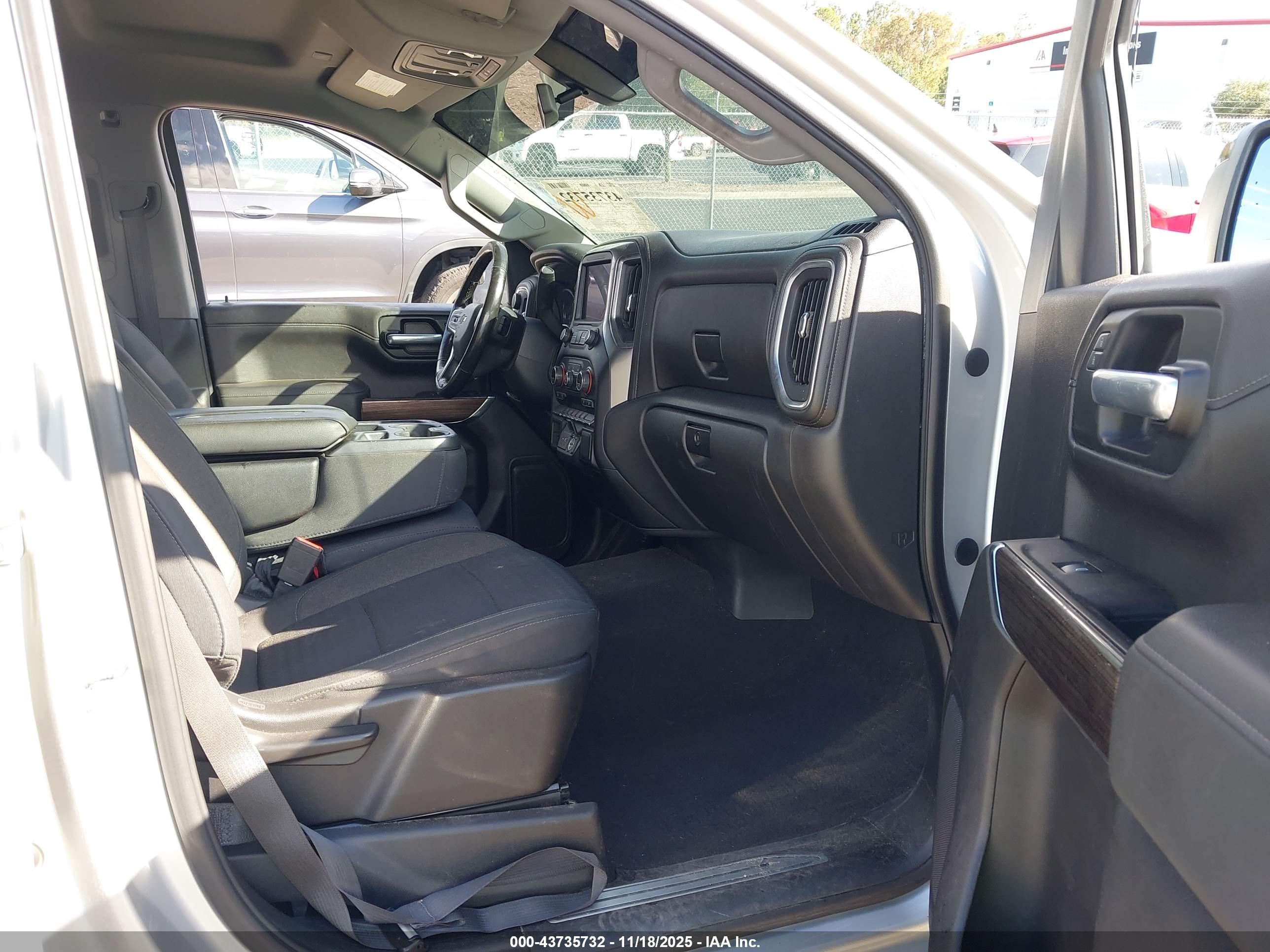 CHEVROLET SILVERADO image 5