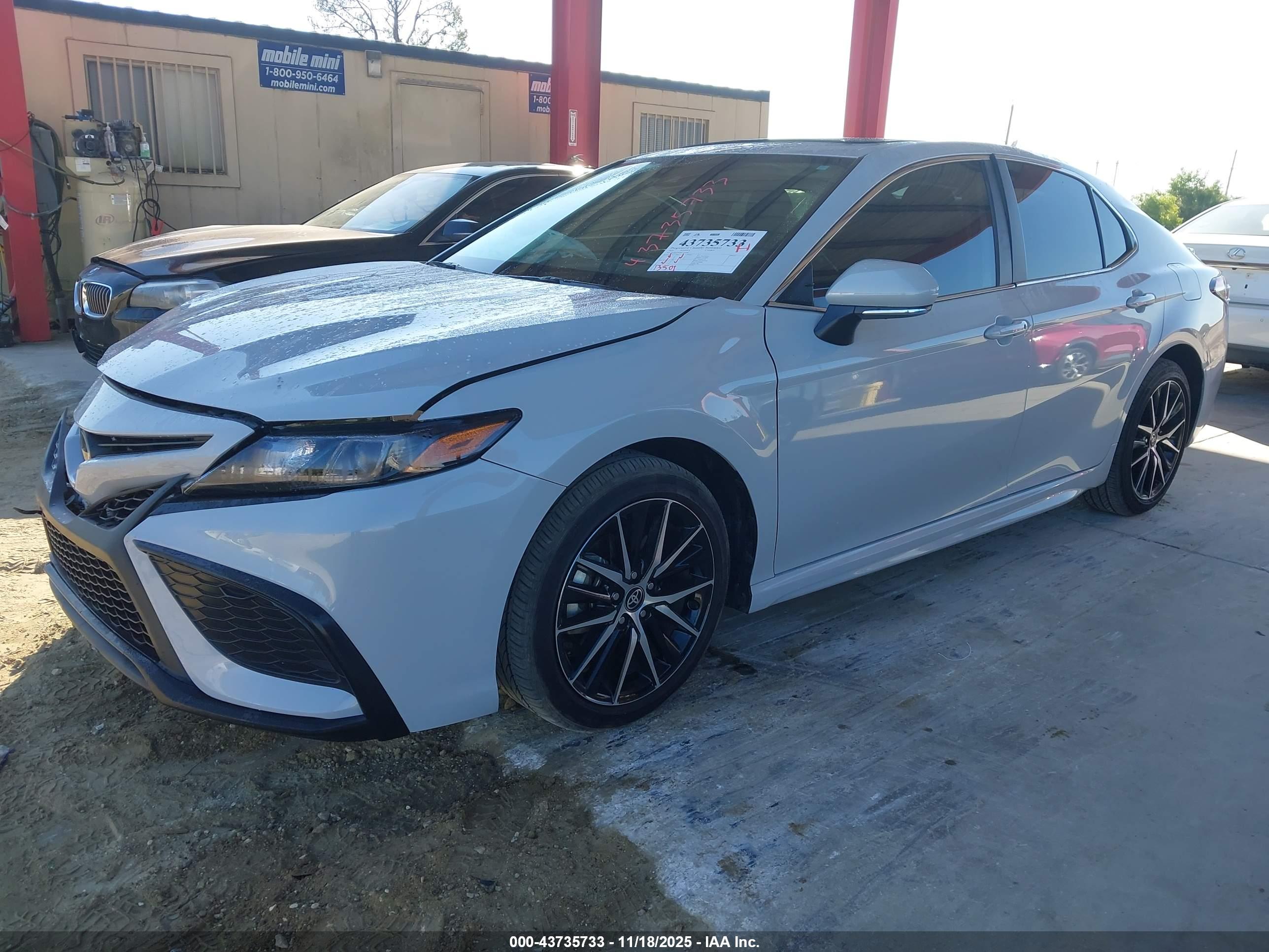 TOYOTA CAMRY image 2