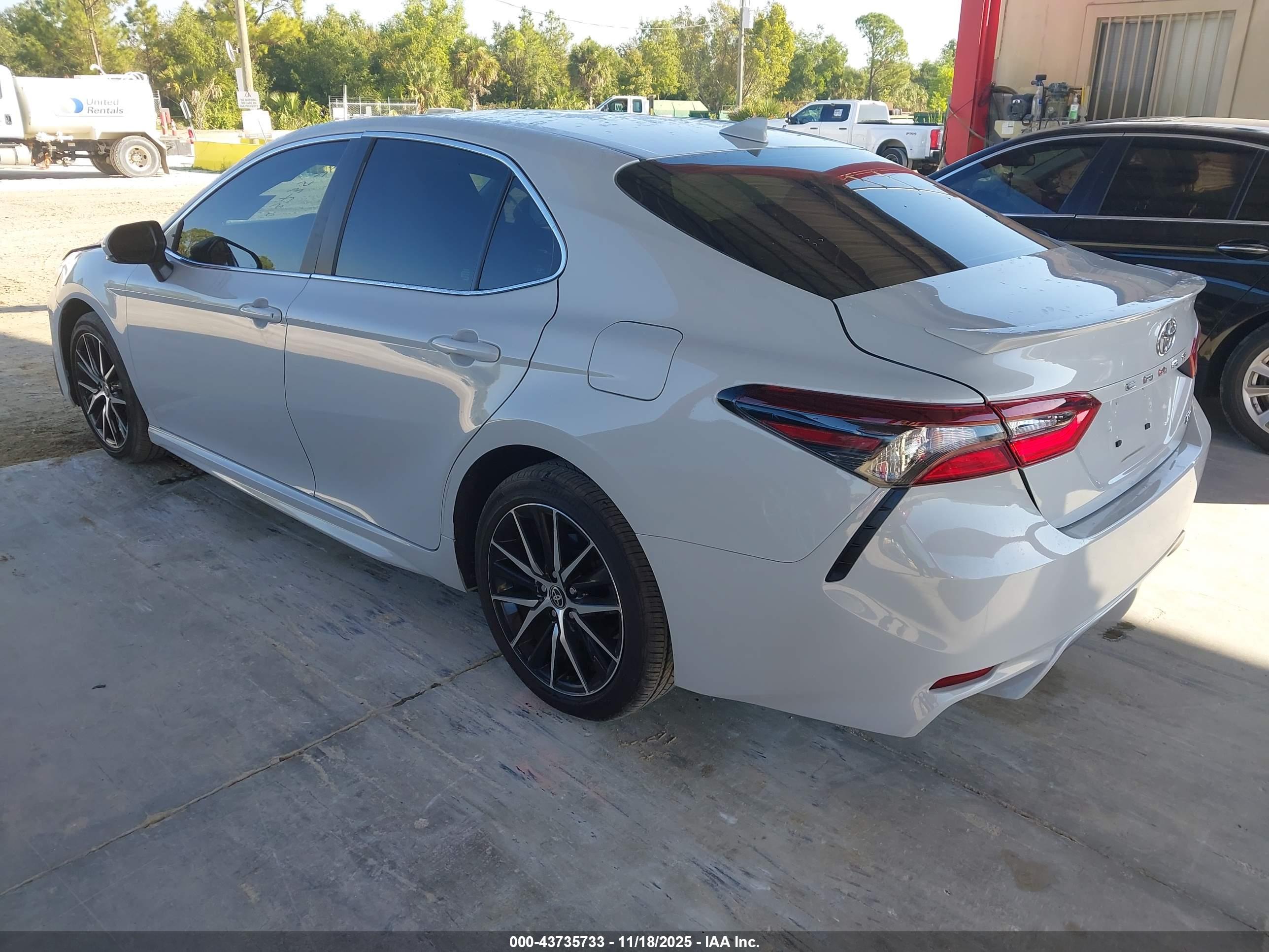 TOYOTA CAMRY image 3
