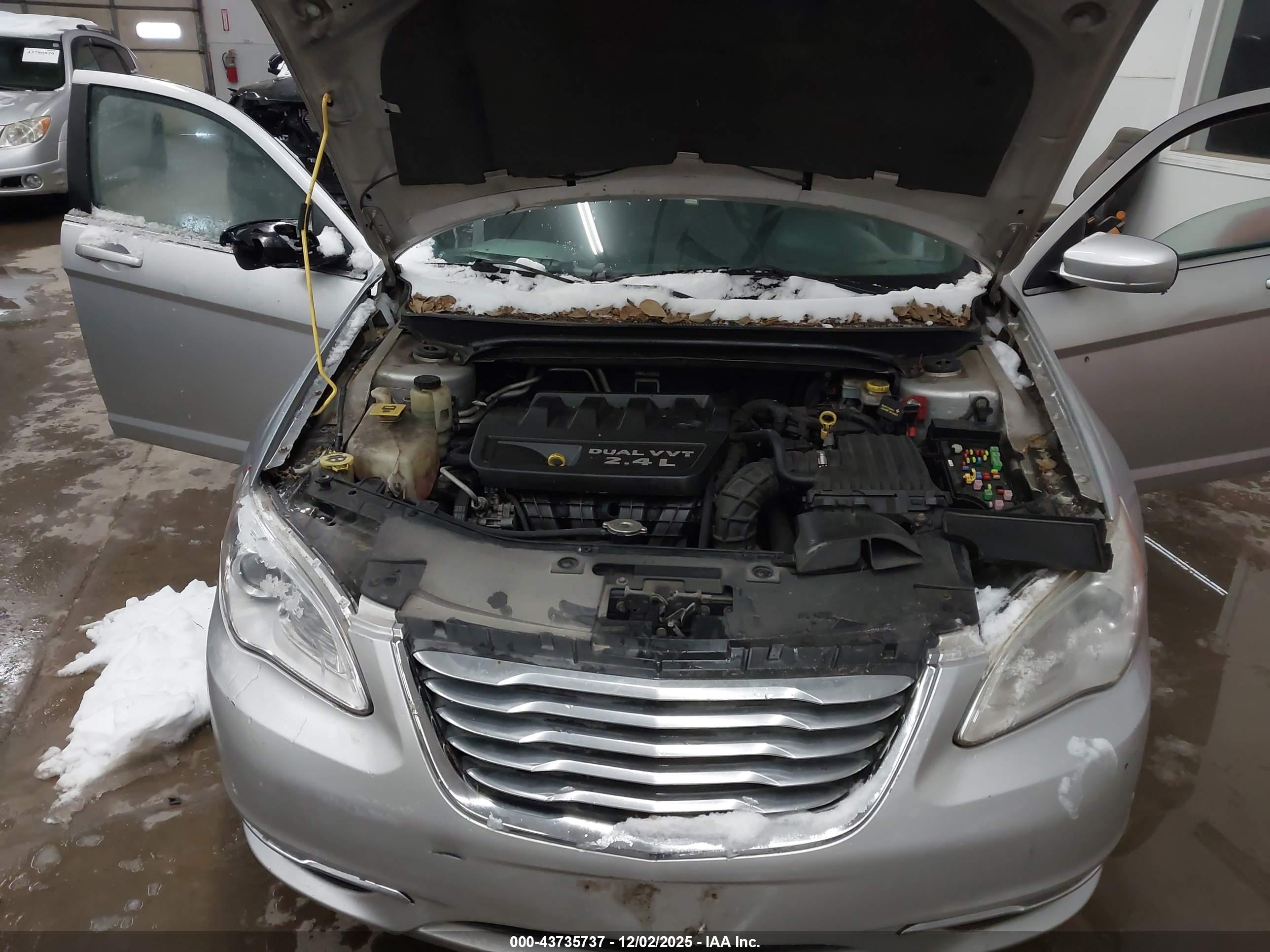 CHRYSLER 200 image 10