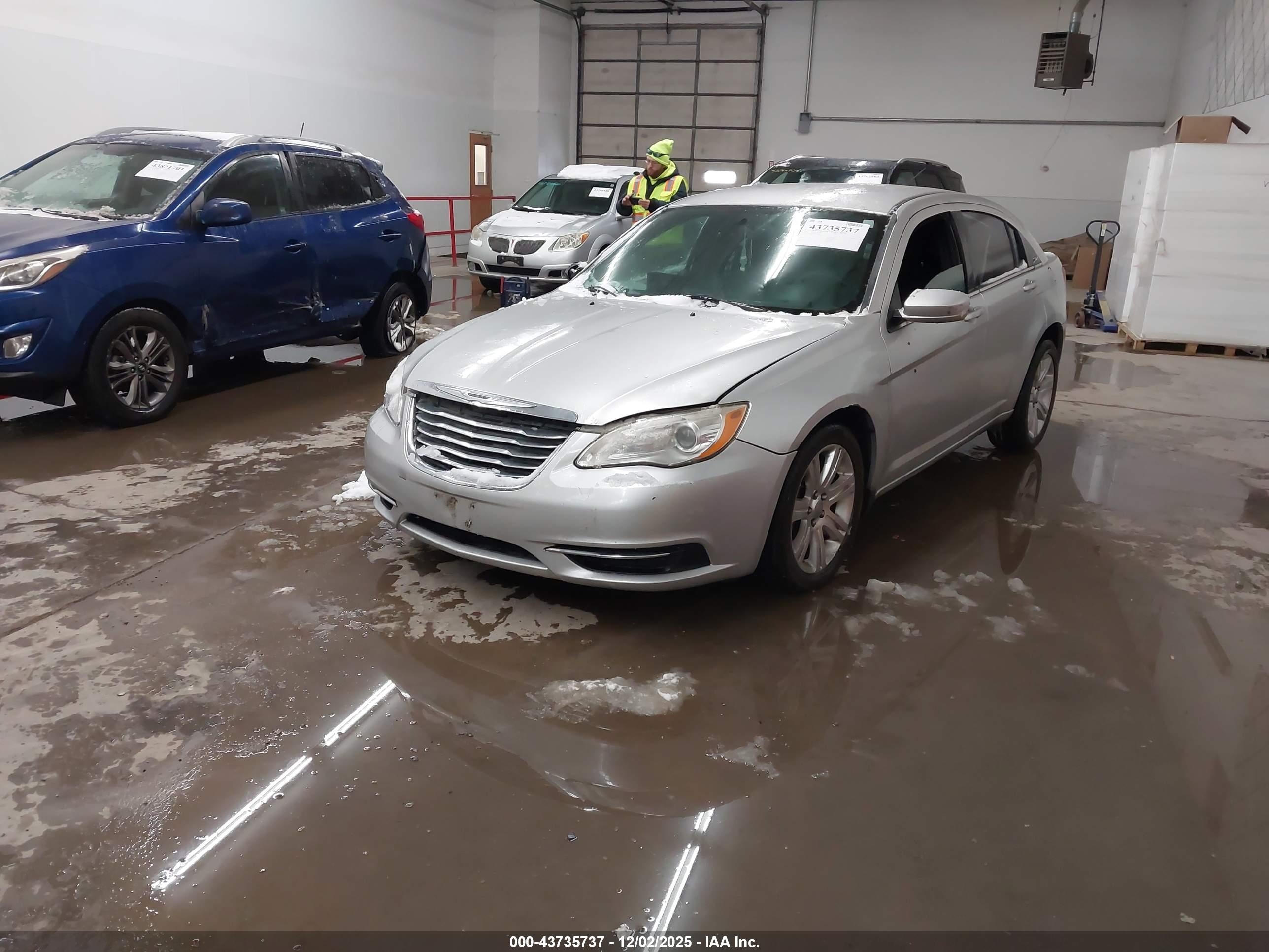 CHRYSLER 200 image 2
