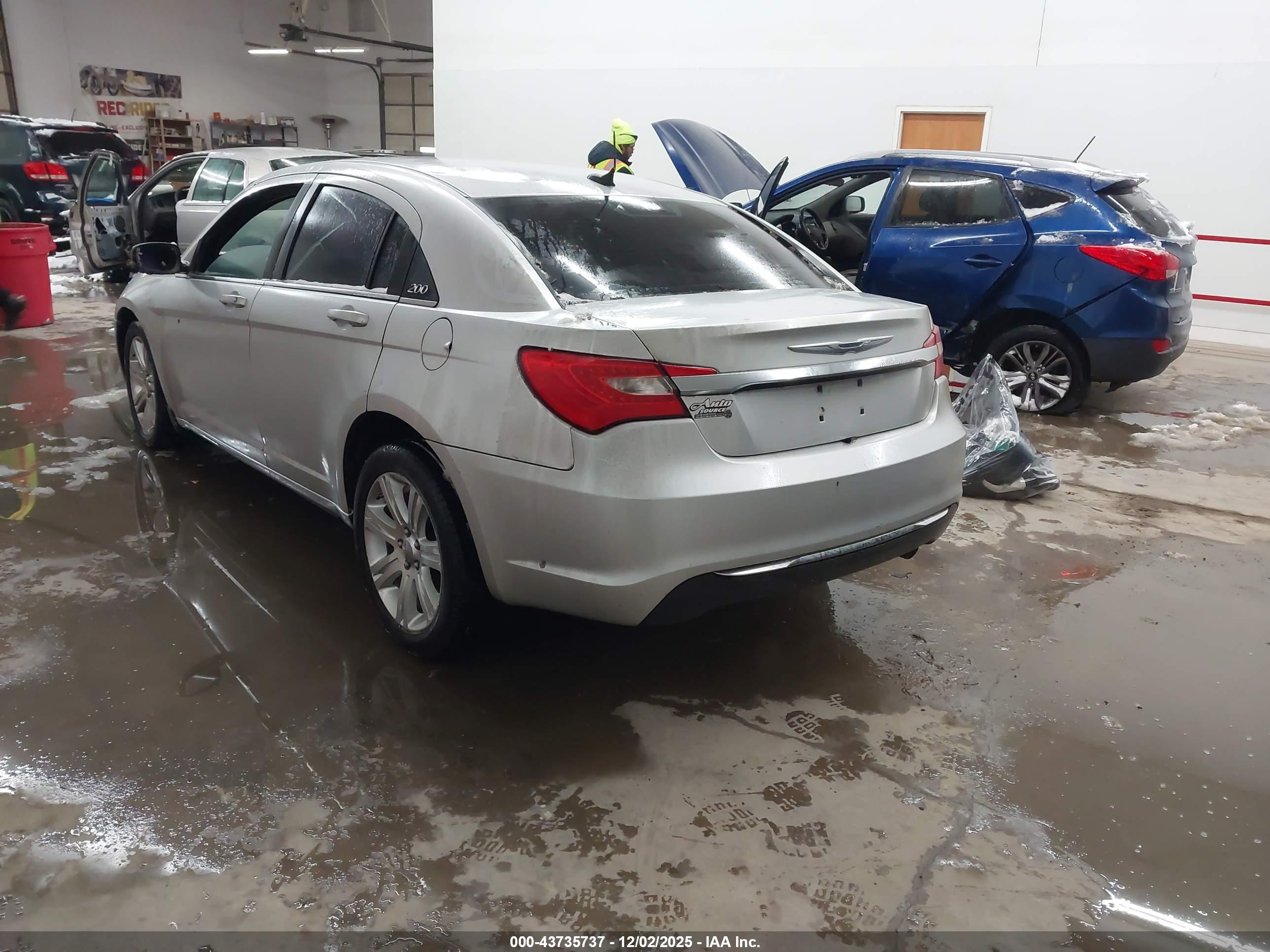 CHRYSLER 200 image 3