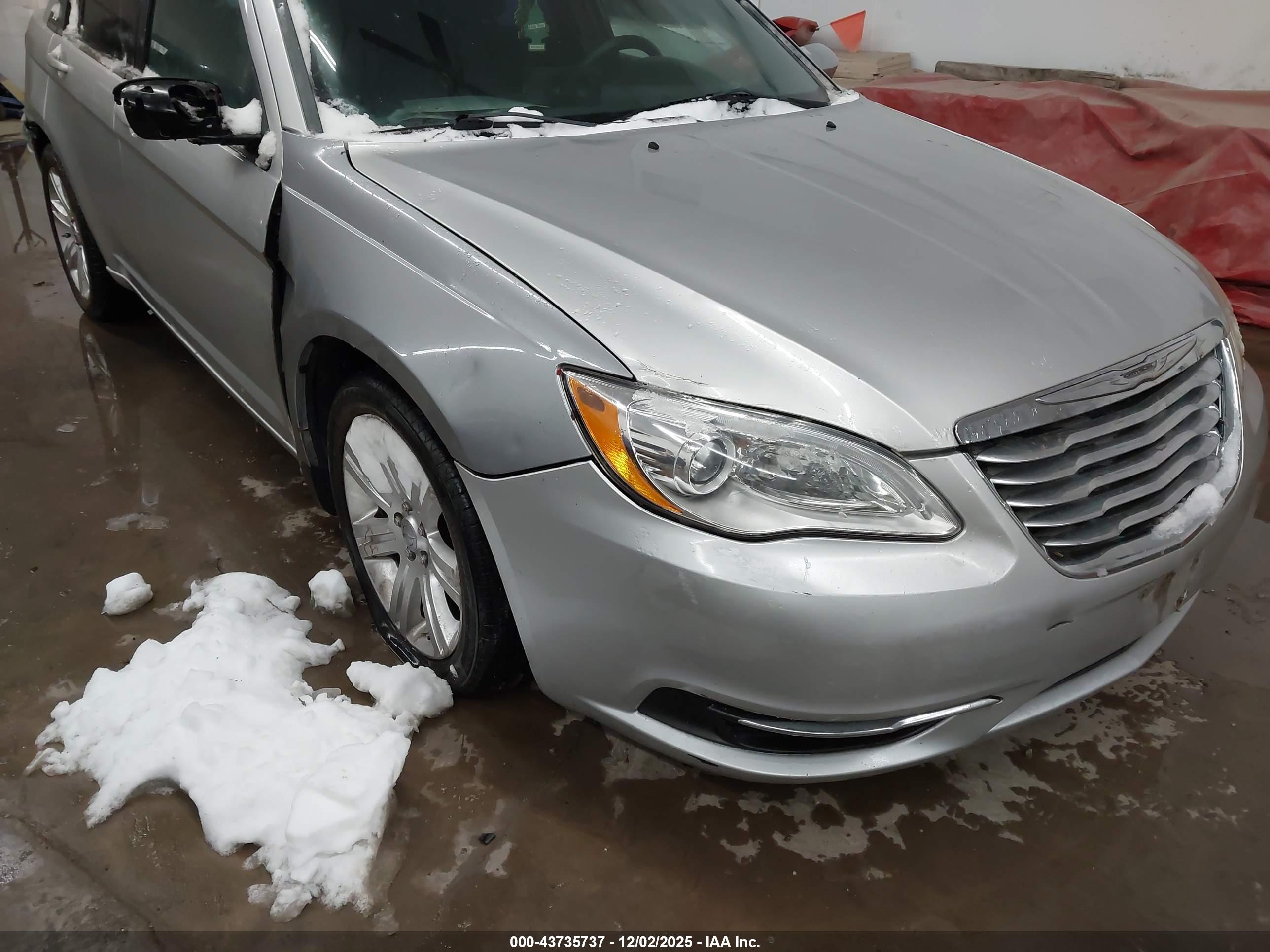 CHRYSLER 200 image 6
