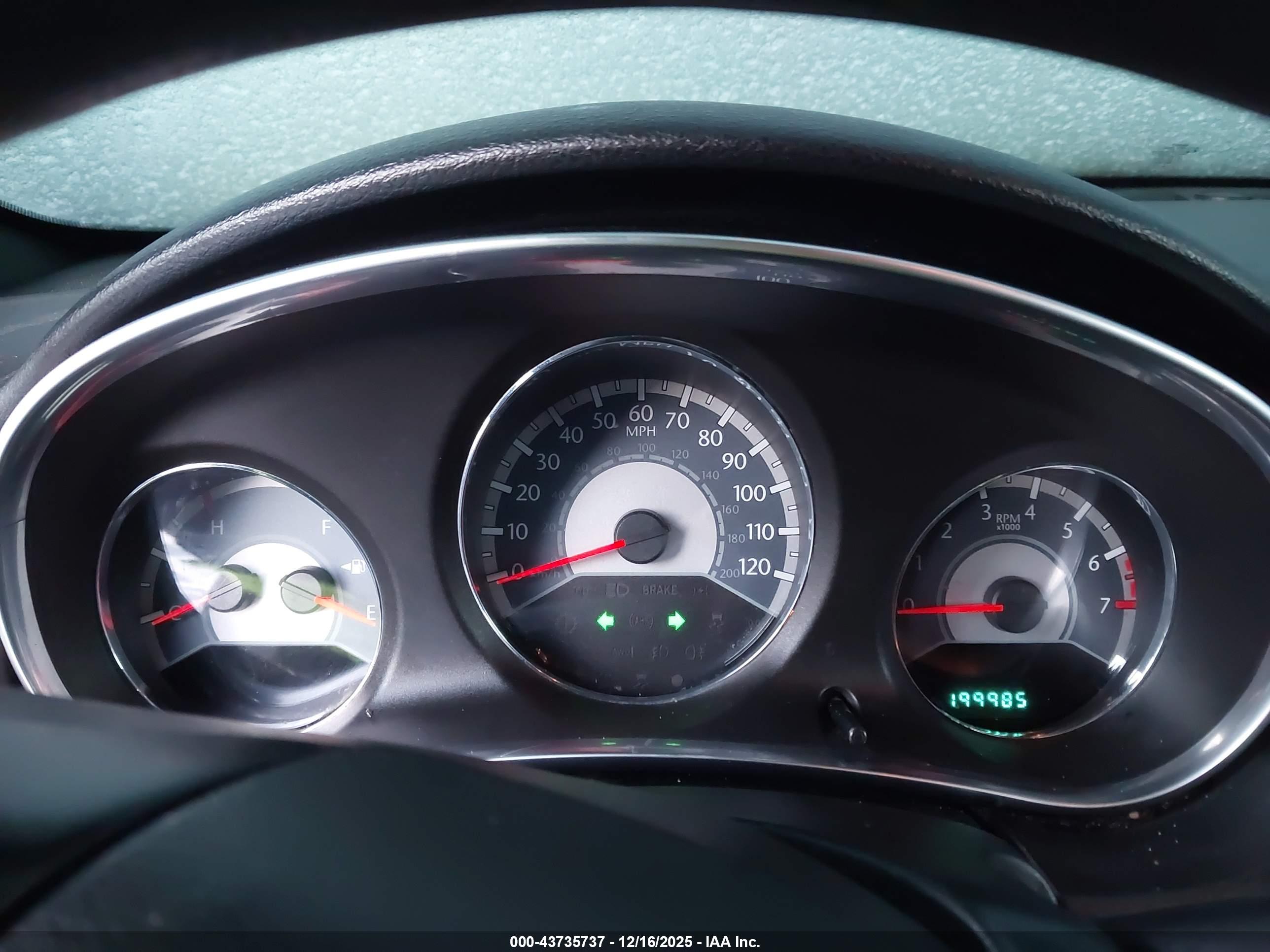 CHRYSLER 200 image 7