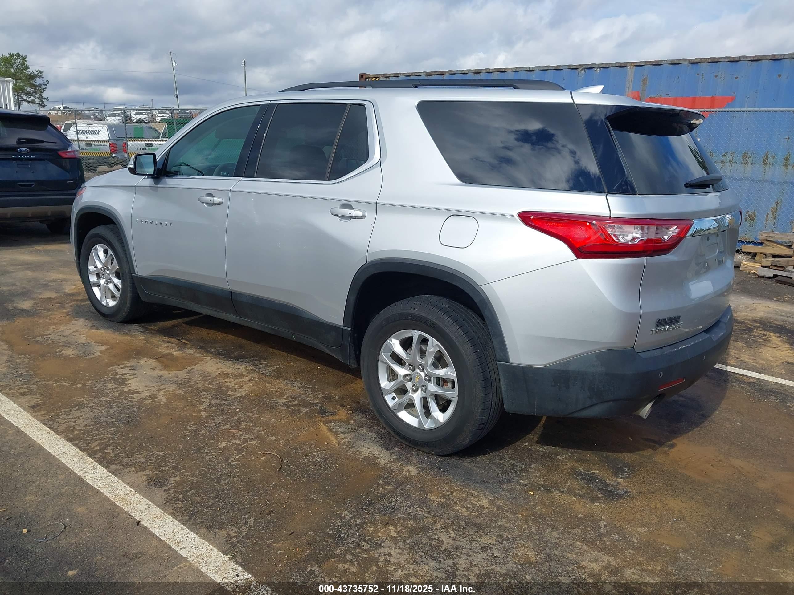 CHEVROLET TRAVERSE image 3