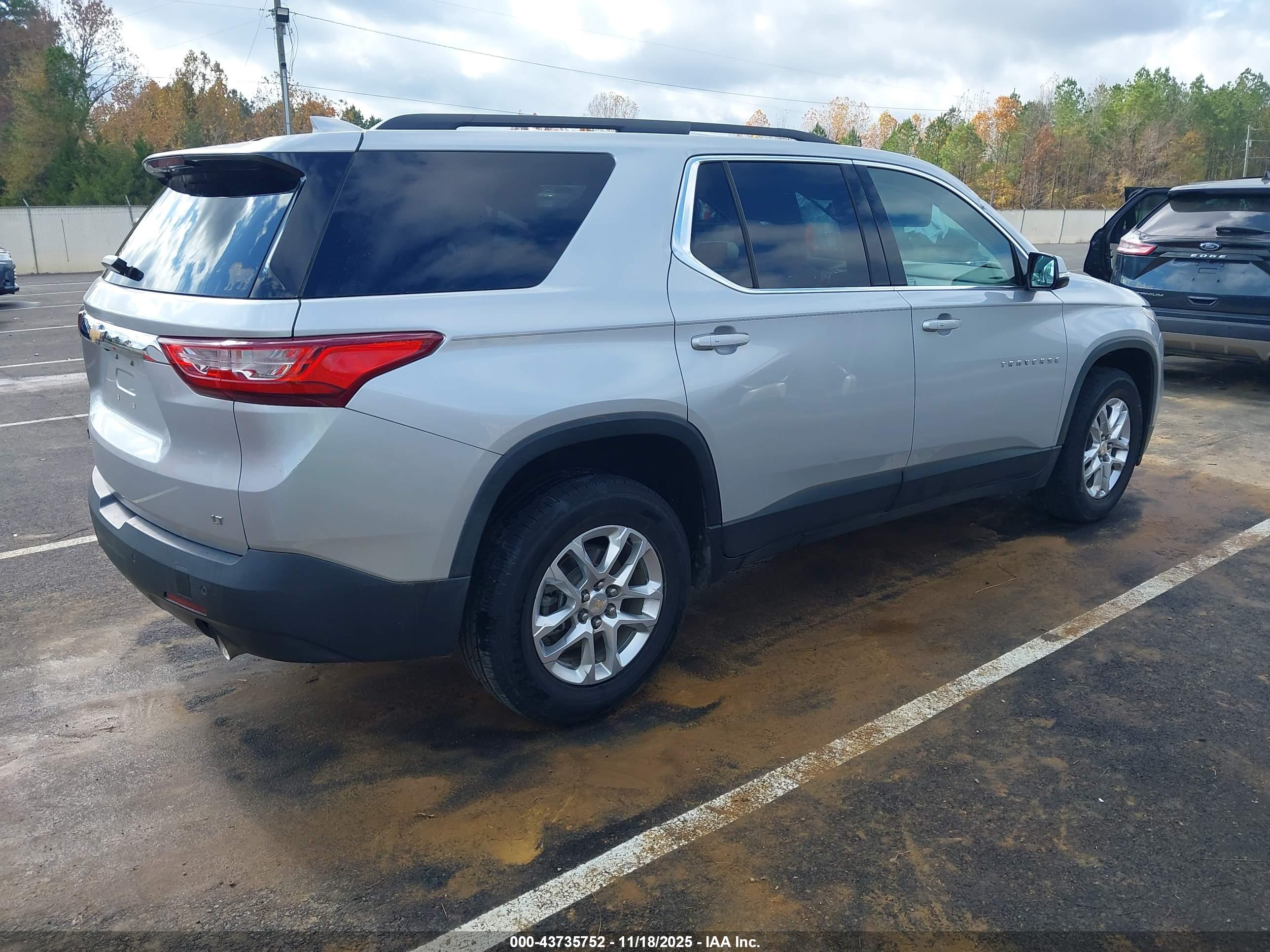 CHEVROLET TRAVERSE image 4
