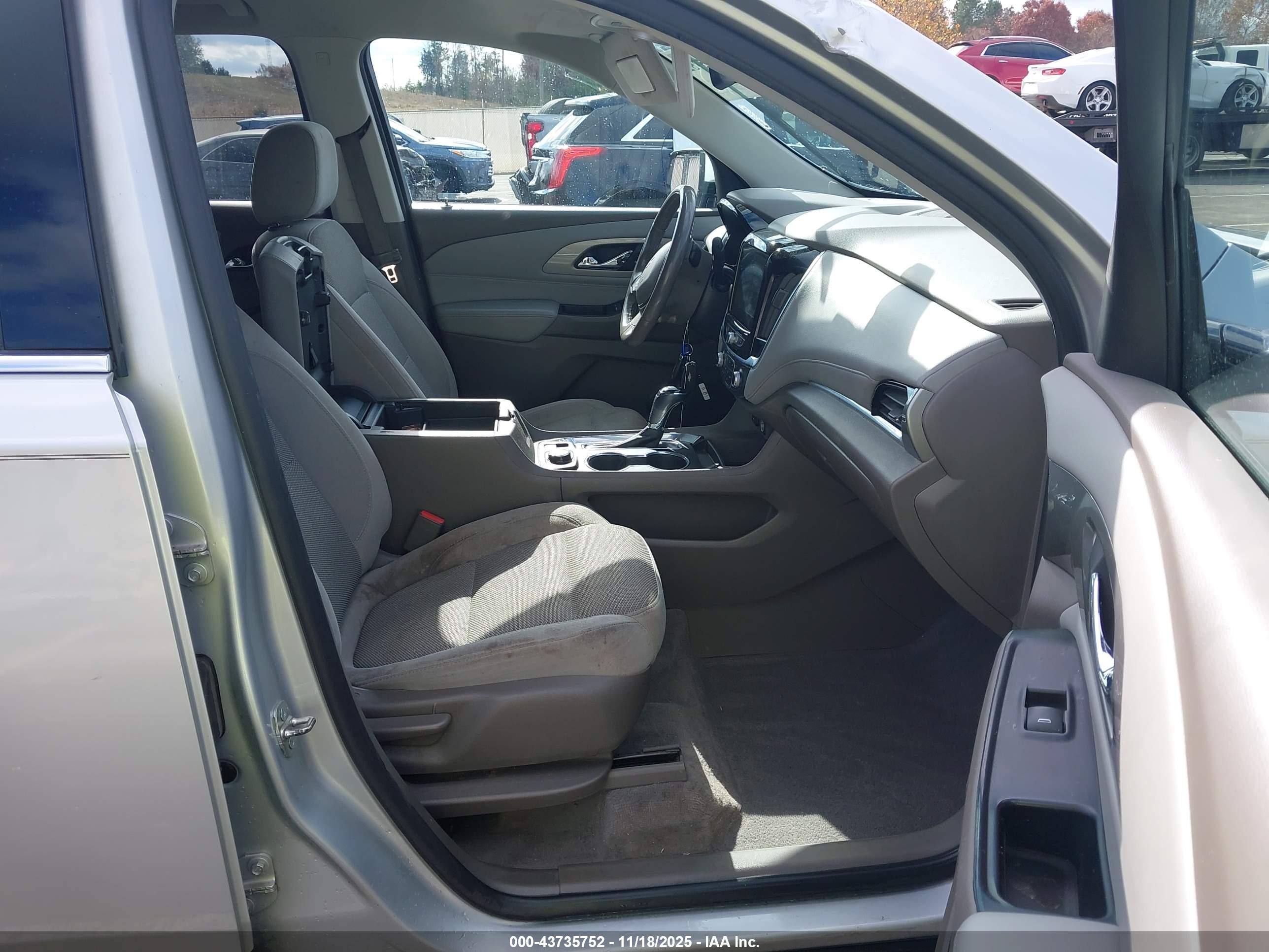CHEVROLET TRAVERSE image 5