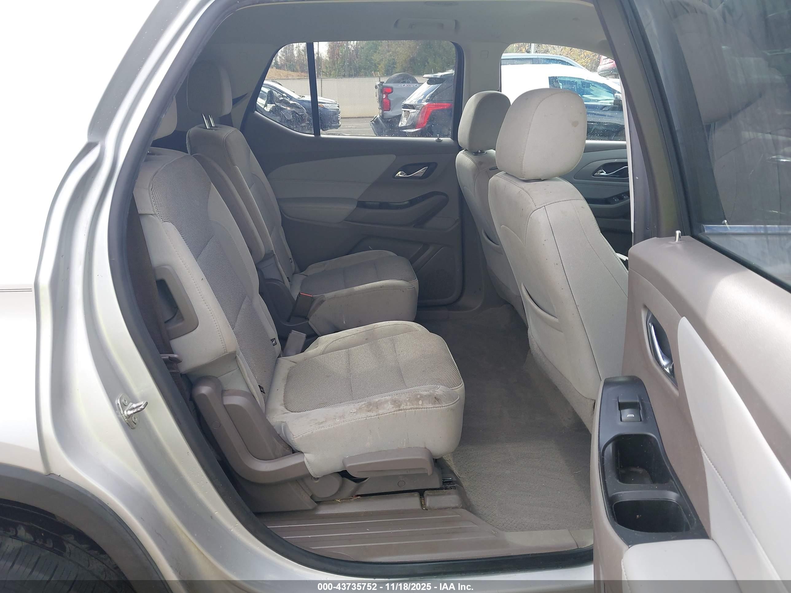 CHEVROLET TRAVERSE image 8
