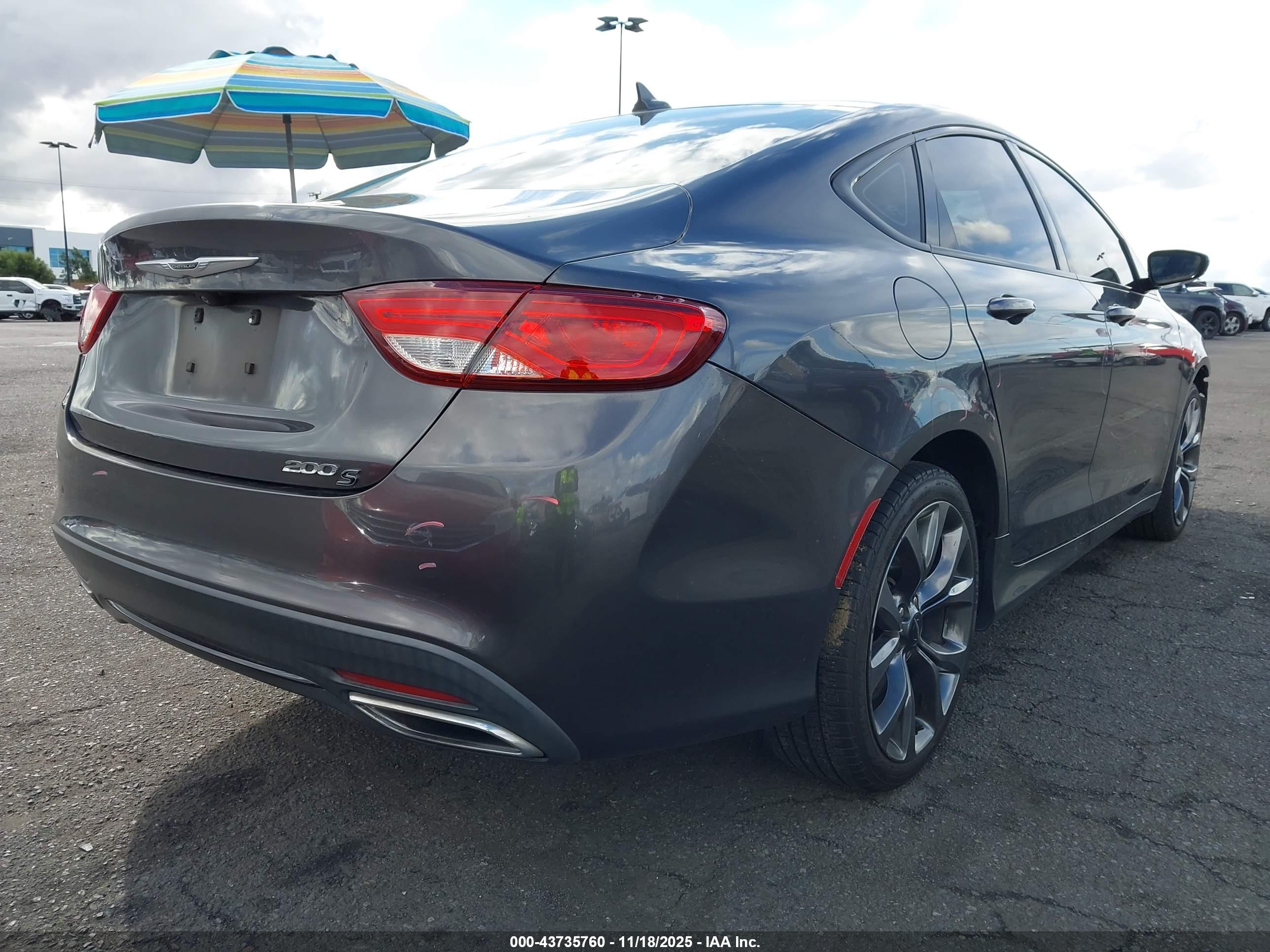 CHRYSLER 200 image 4