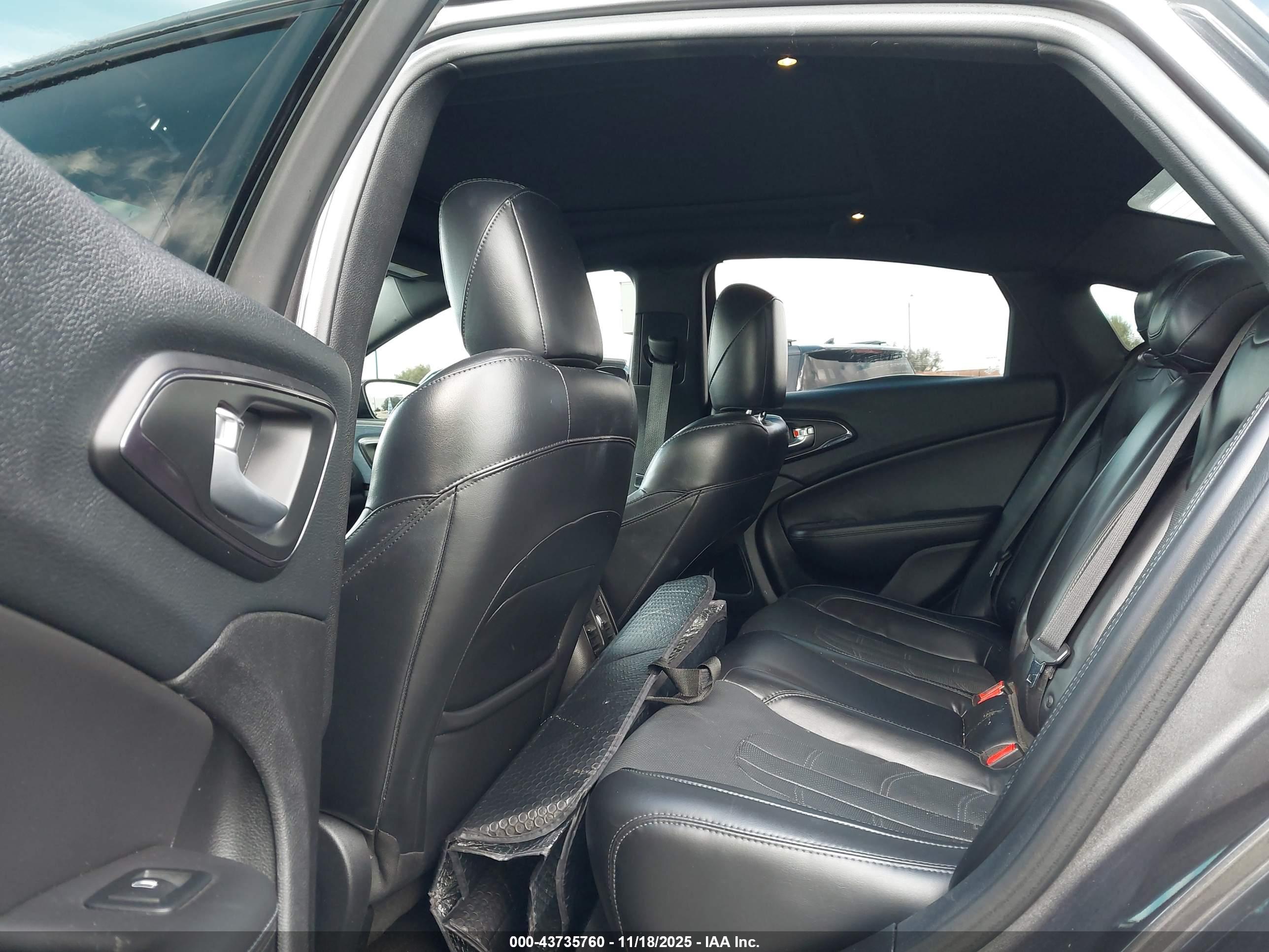 CHRYSLER 200 image 8