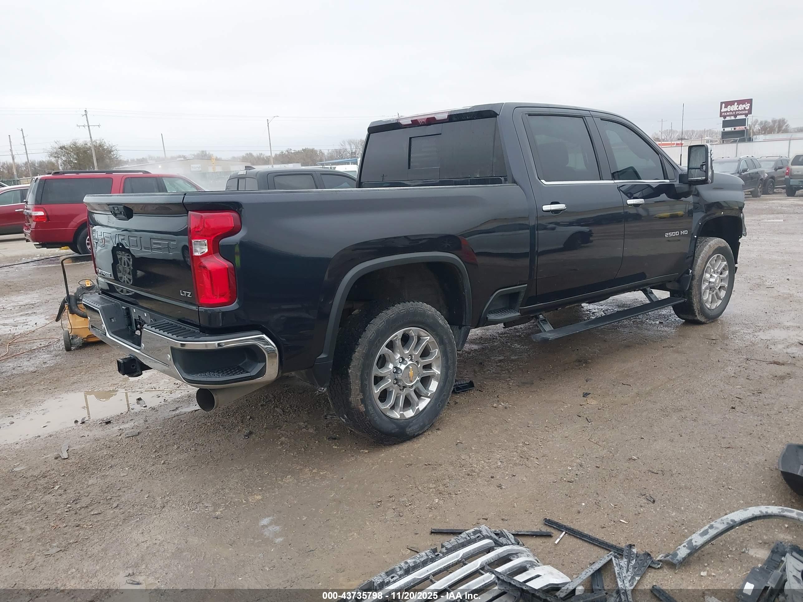 CHEVROLET SILVERADO image 4