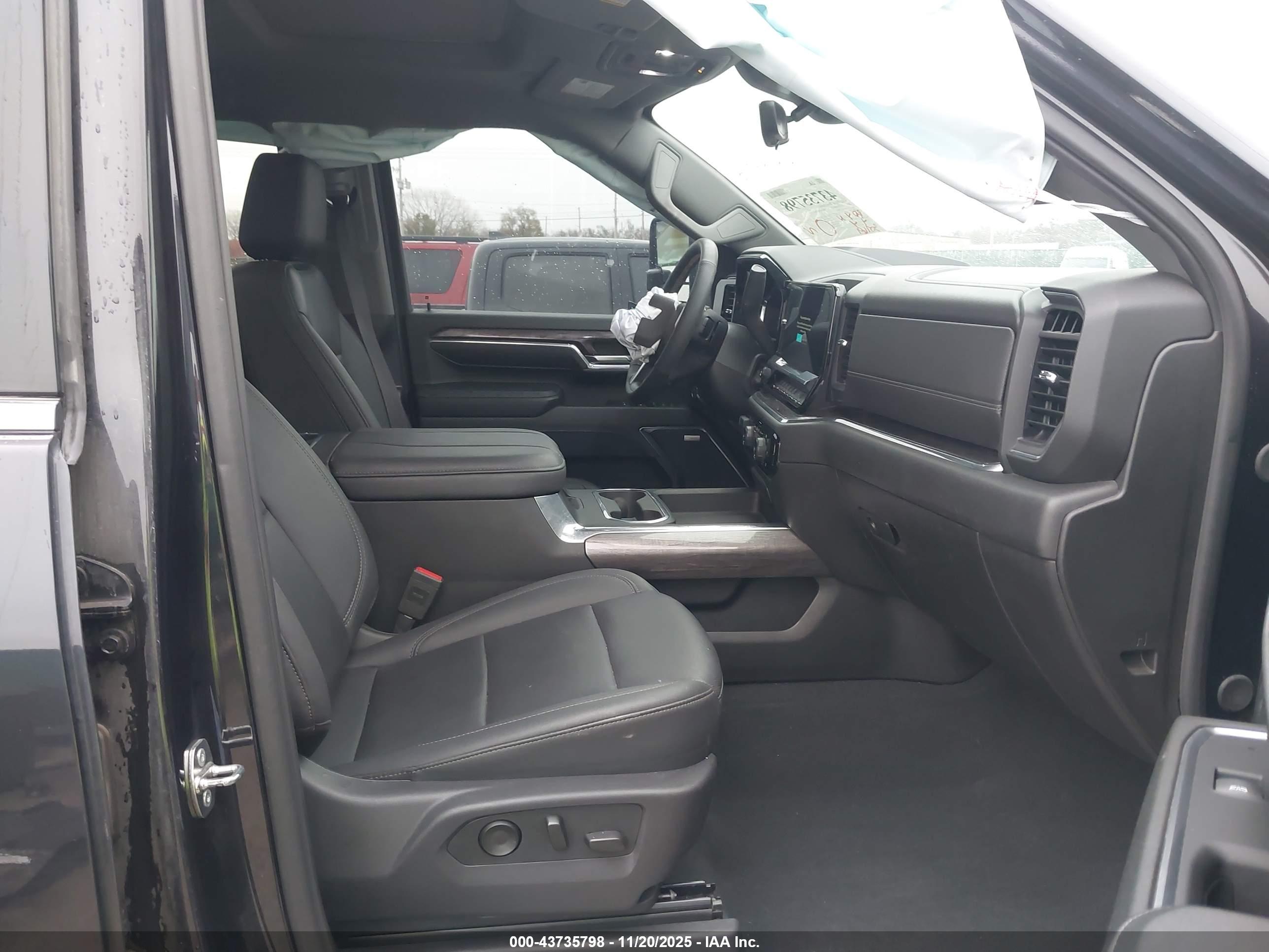 CHEVROLET SILVERADO image 7
