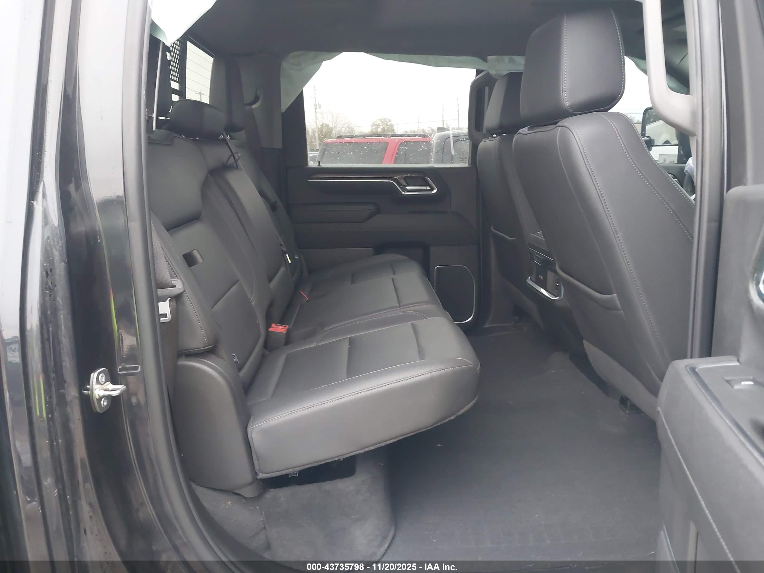 CHEVROLET SILVERADO image 8