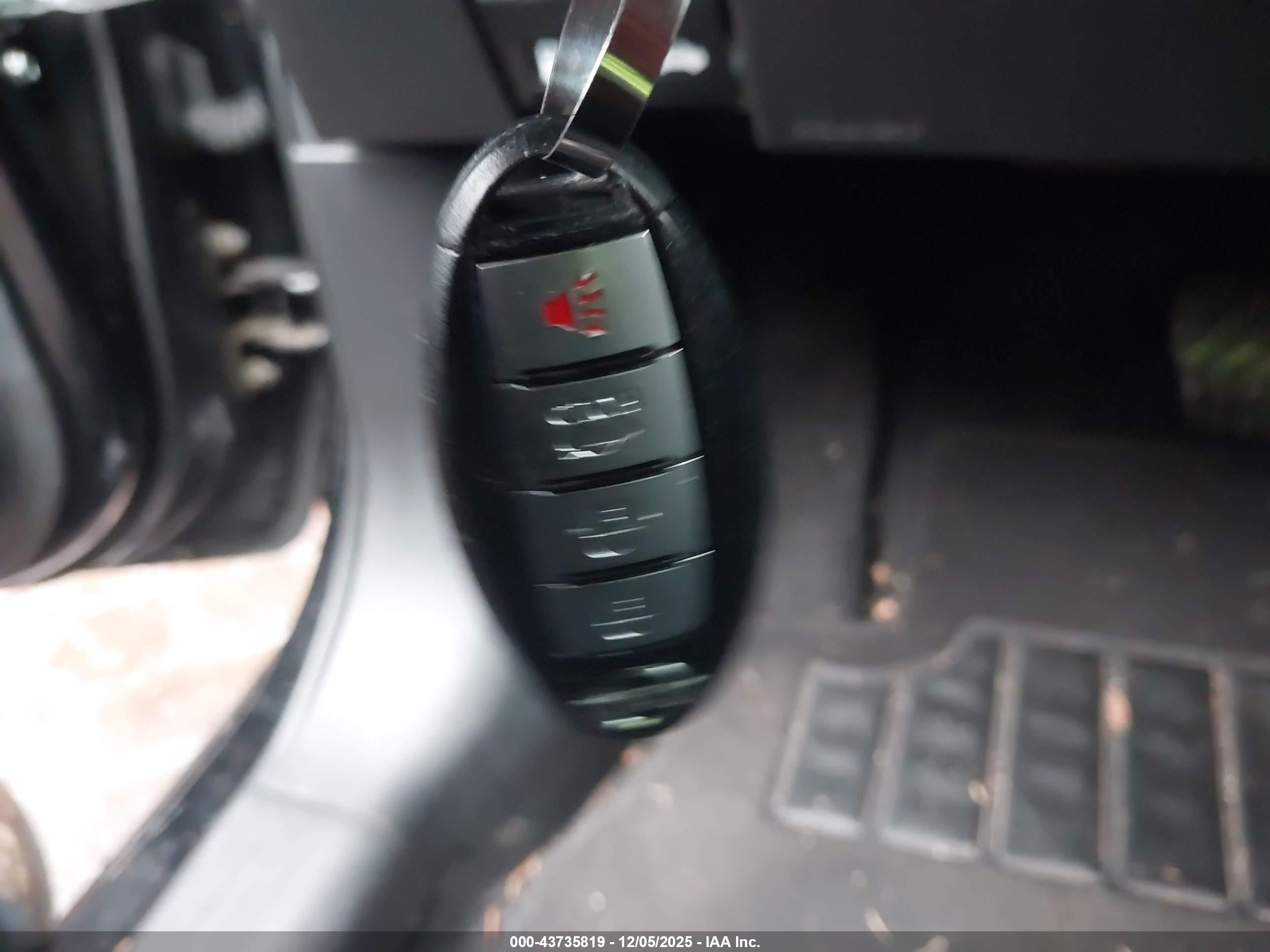 NISSAN VERSA image 11