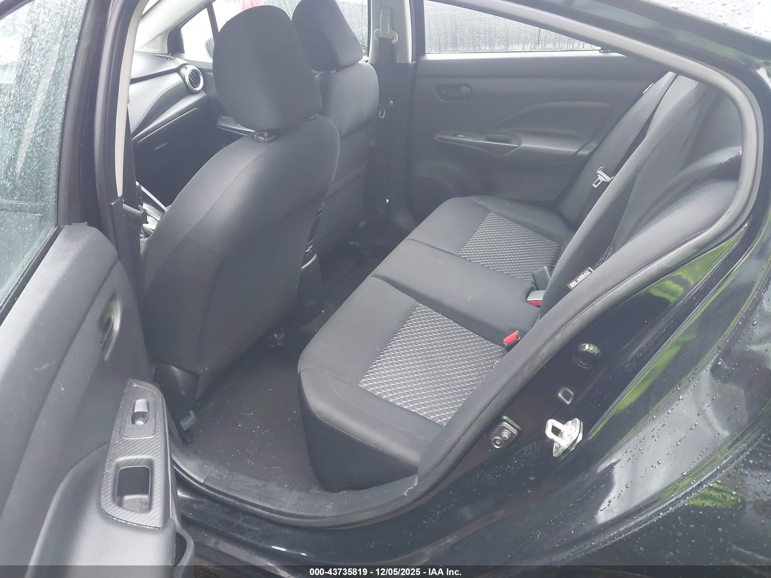 NISSAN VERSA image 8
