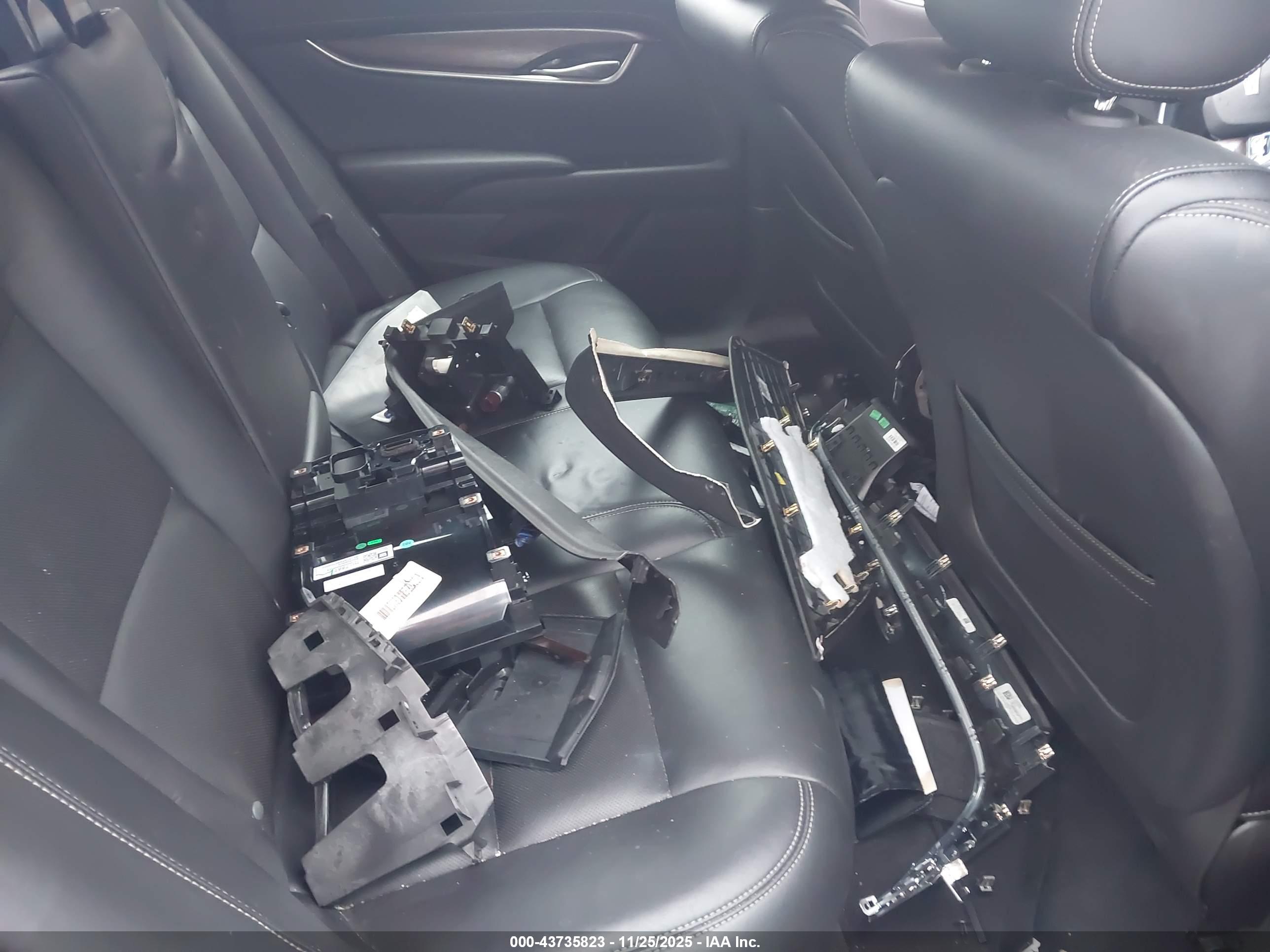 CADILLAC XTS image 8