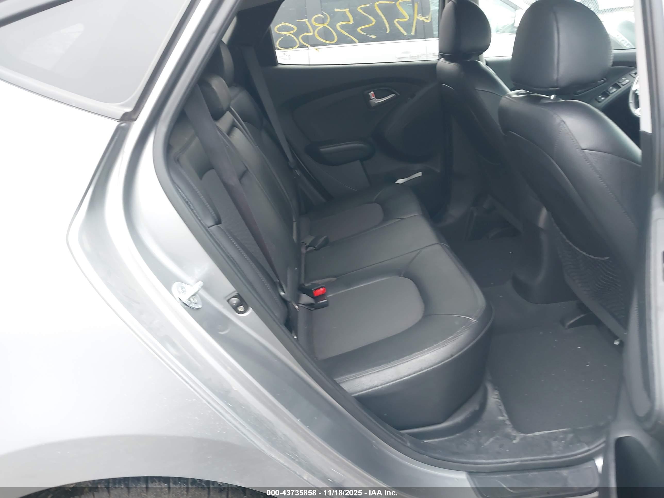 HYUNDAI TUCSON image 8