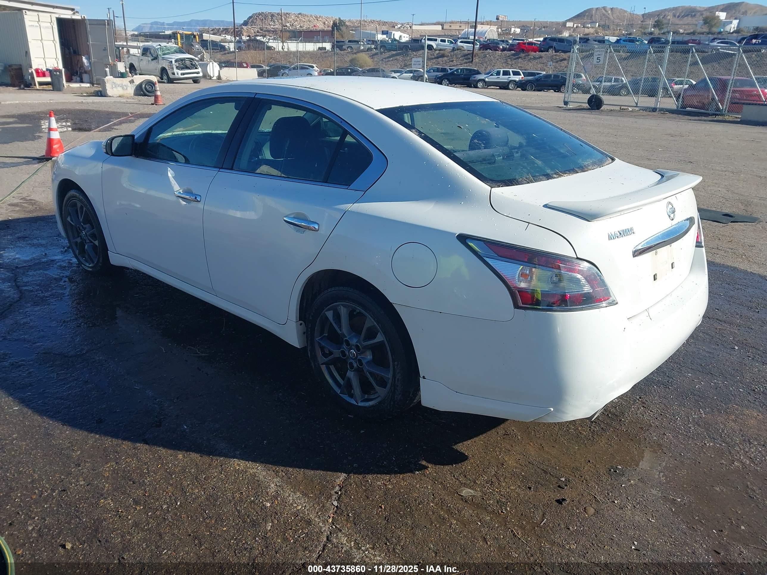 NISSAN MAXIMA image 3