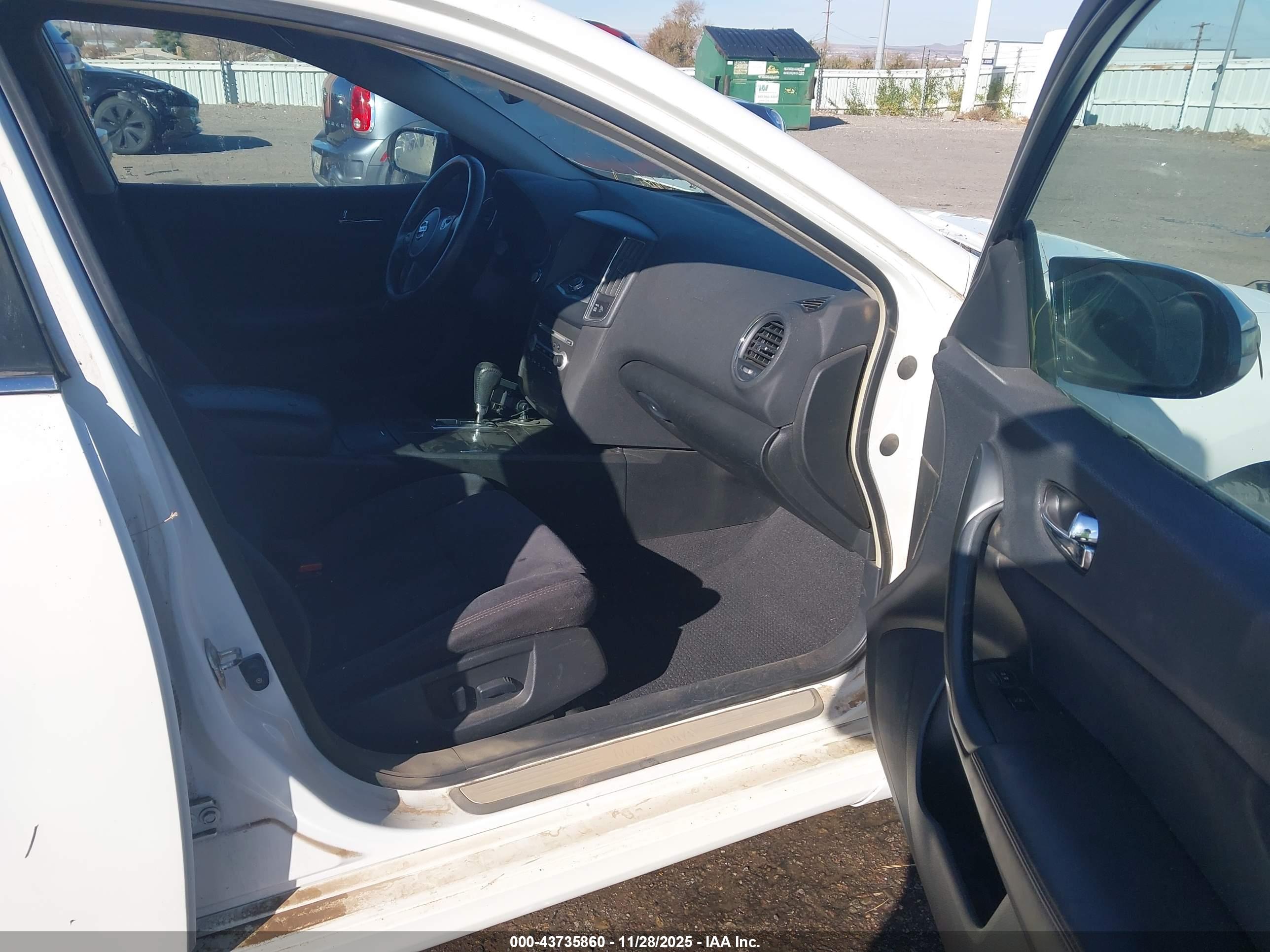 NISSAN MAXIMA image 5