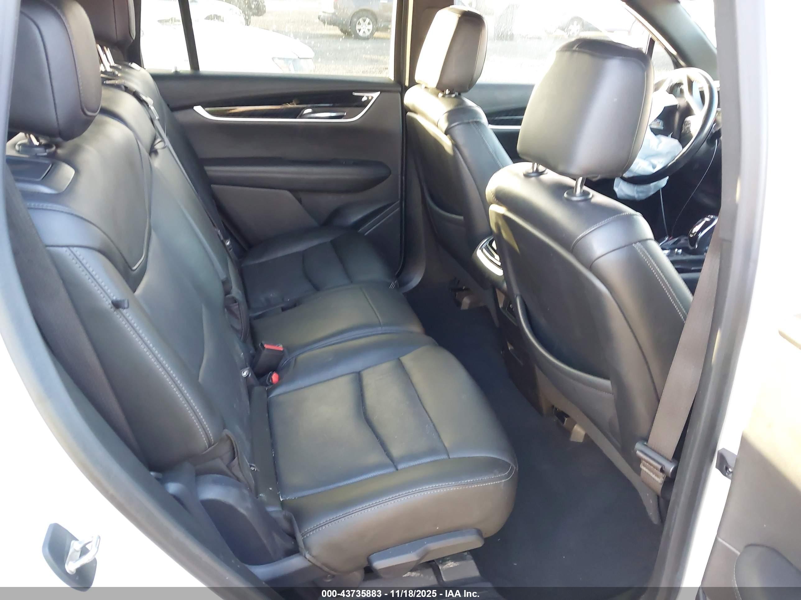 CADILLAC XT6 image 8