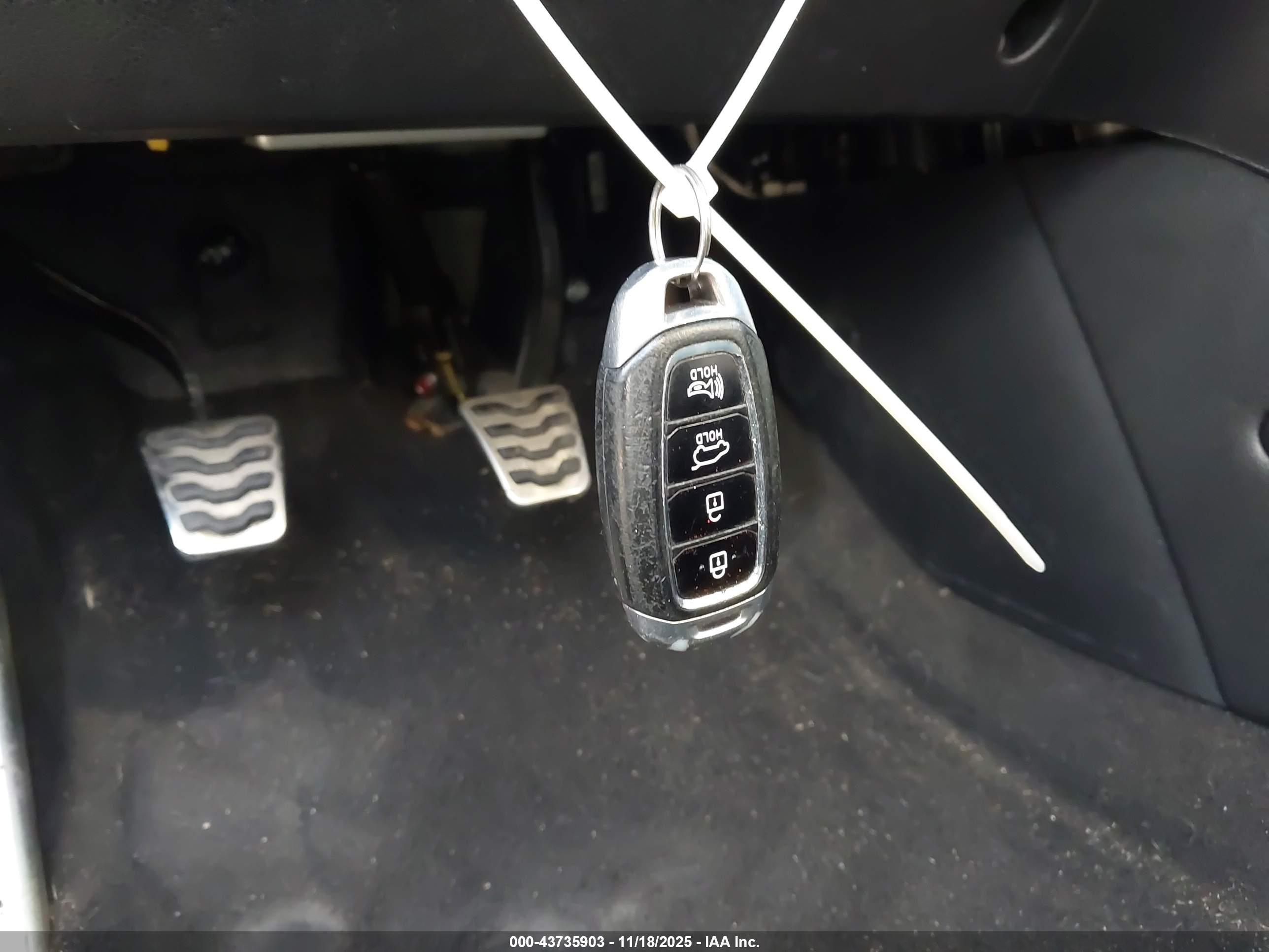 HYUNDAI VELOSTER image 11
