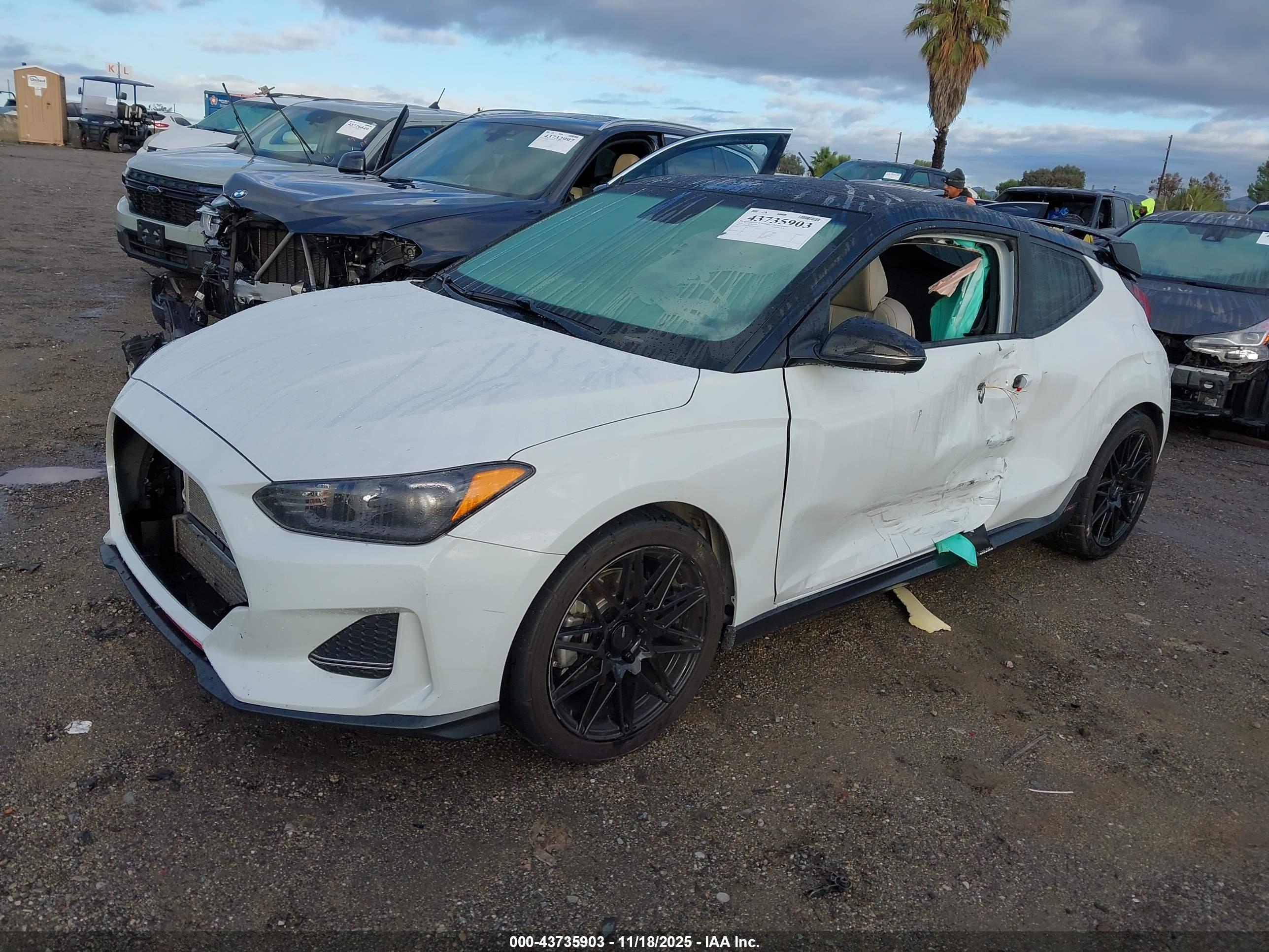HYUNDAI VELOSTER image 2