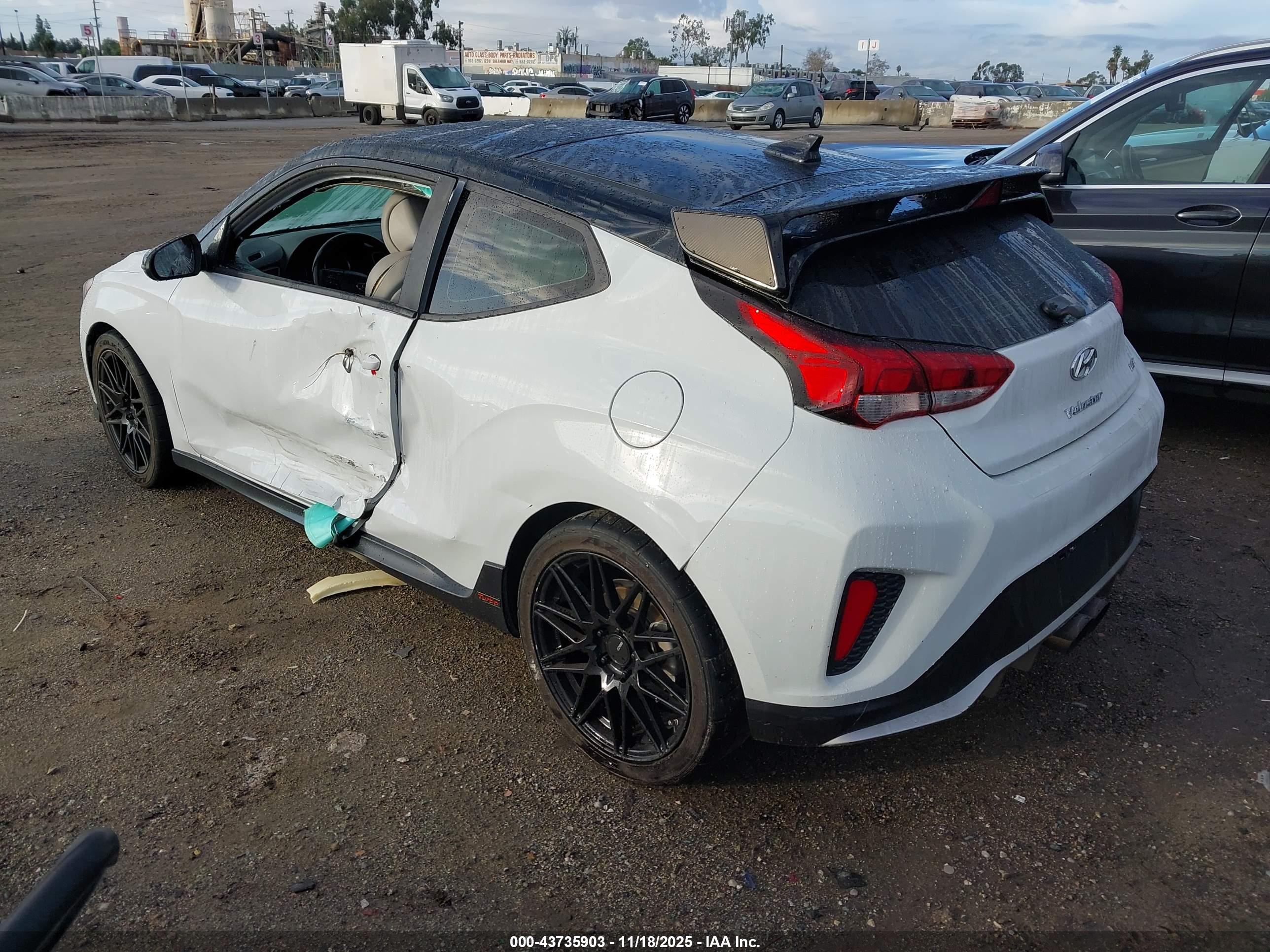 HYUNDAI VELOSTER image 3