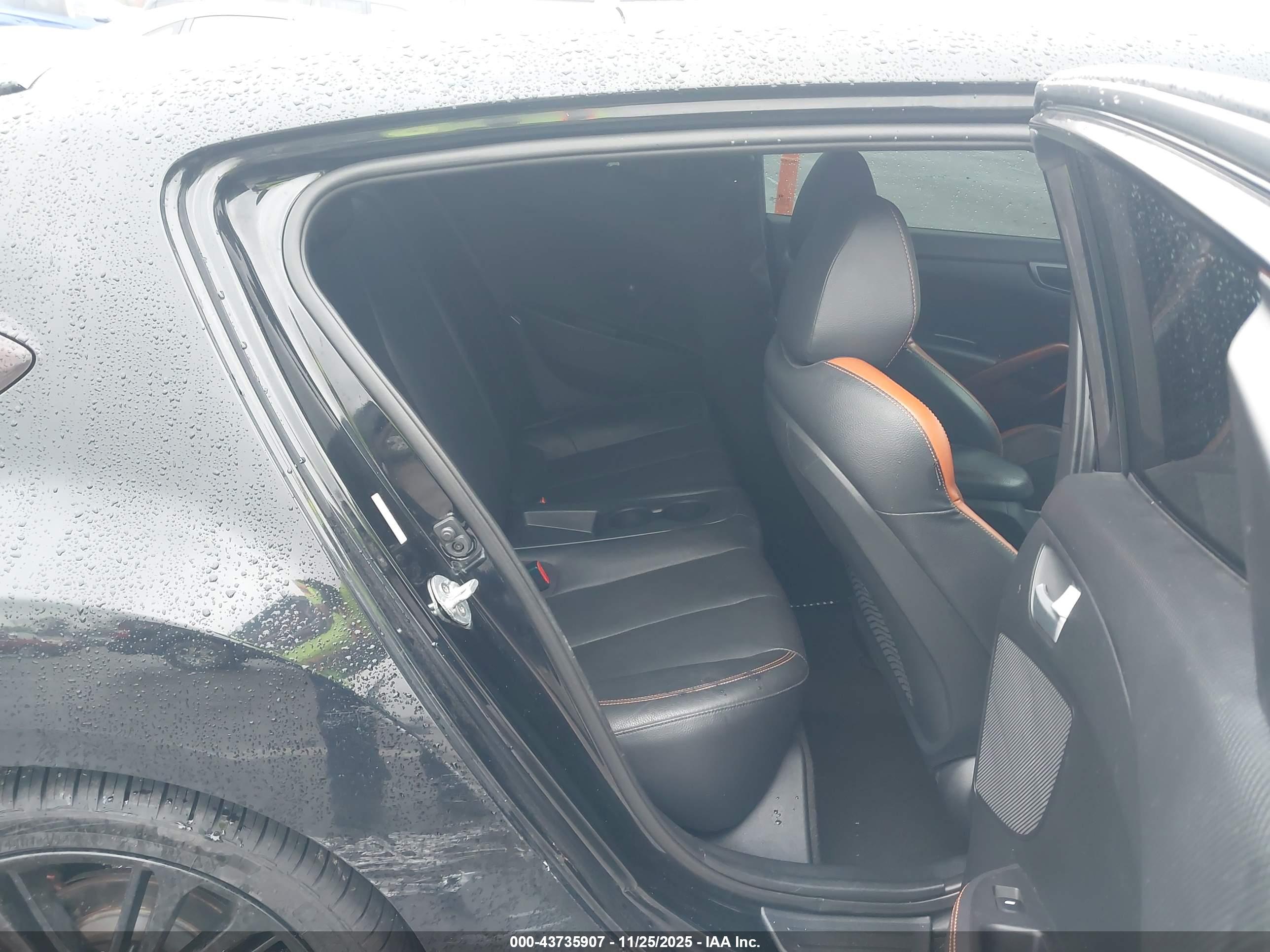 HYUNDAI VELOSTER image 8