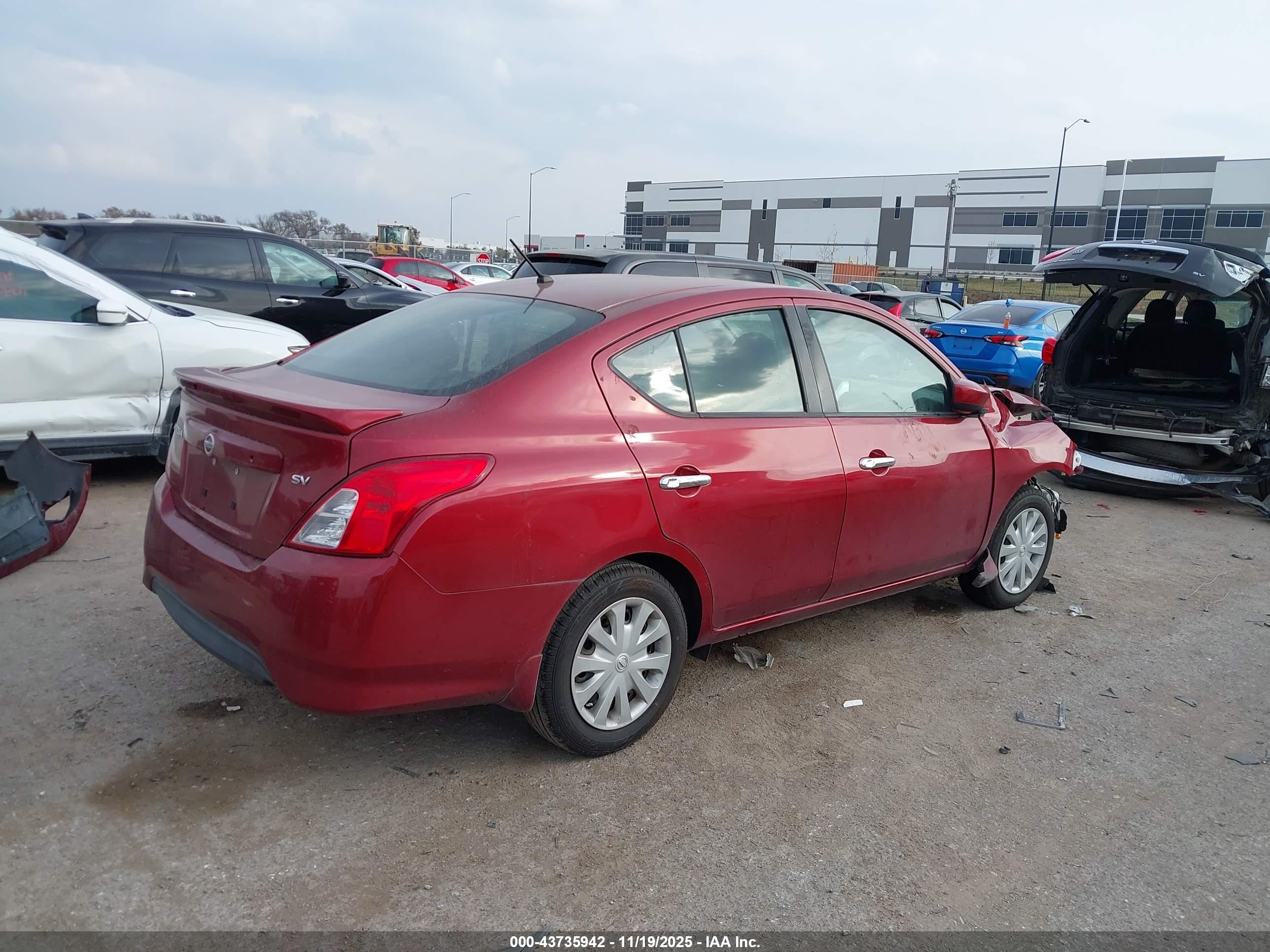 NISSAN VERSA image 4