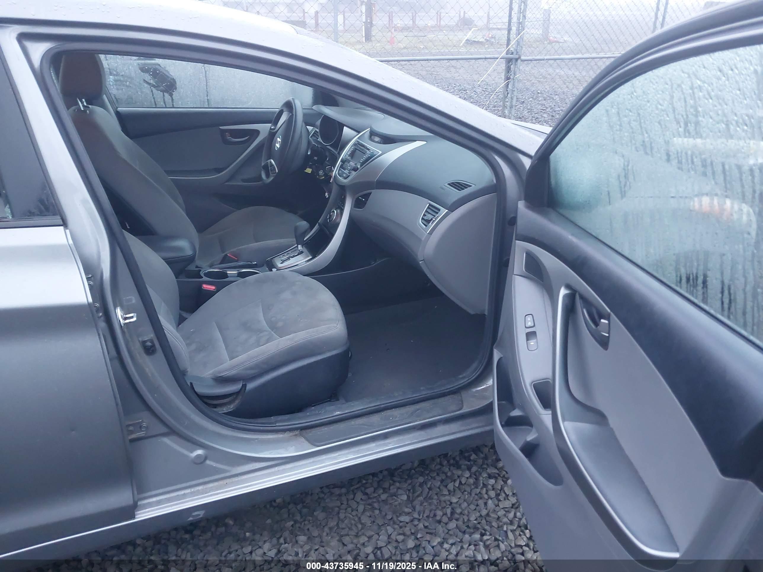 HYUNDAI ELANTRA image 5