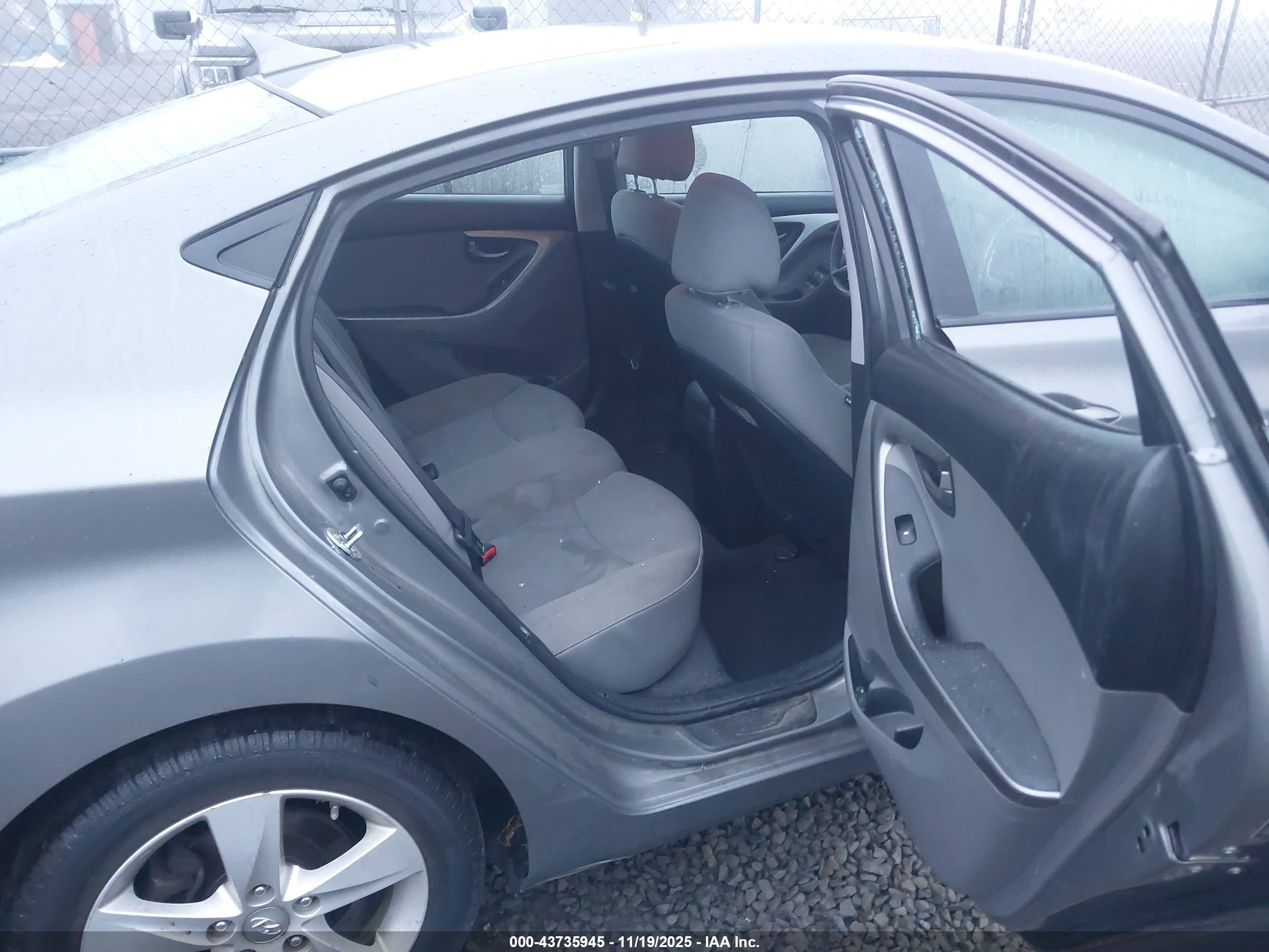 HYUNDAI ELANTRA image 8