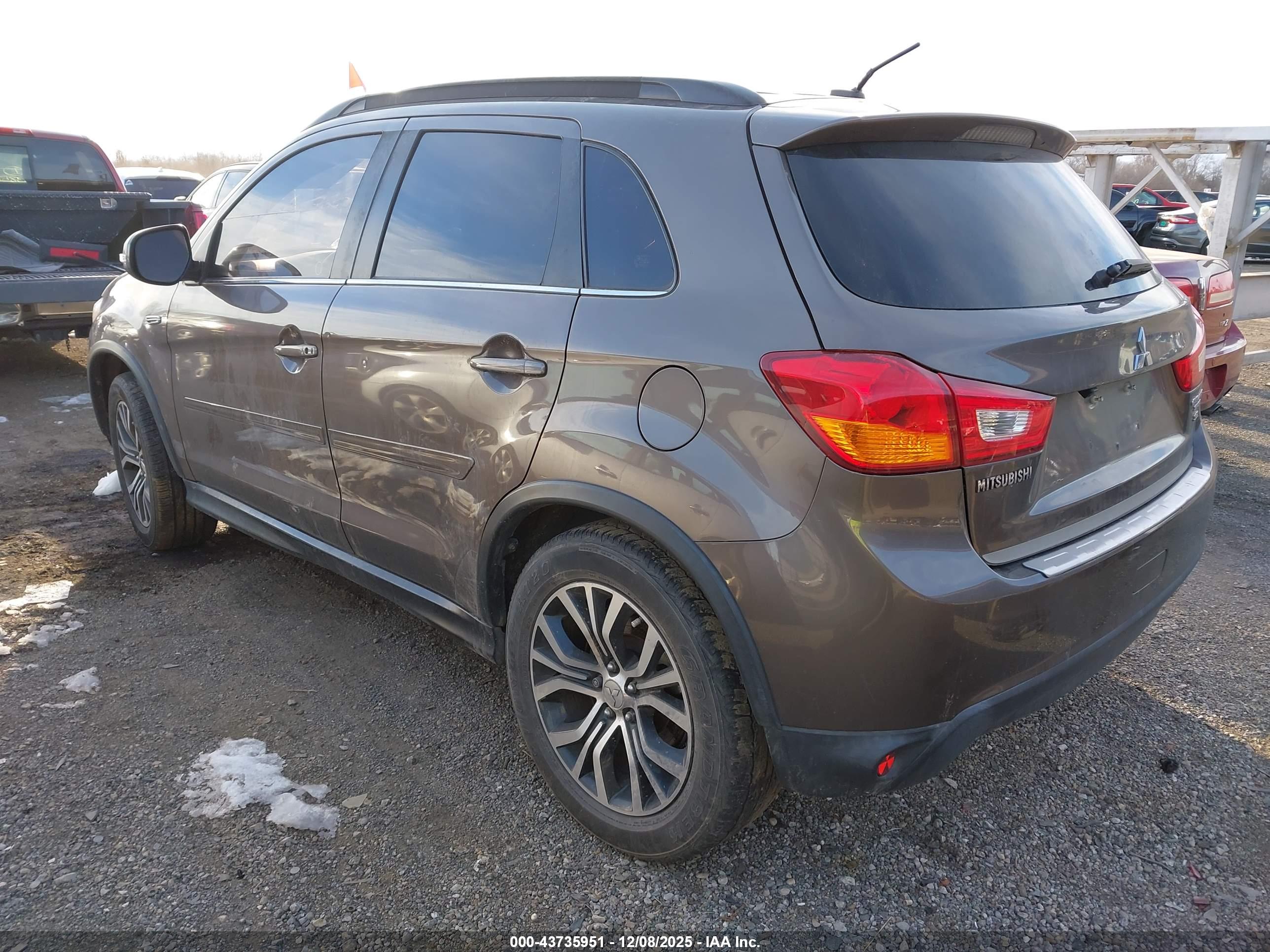 MITSUBISHI OUTLANDER image 3