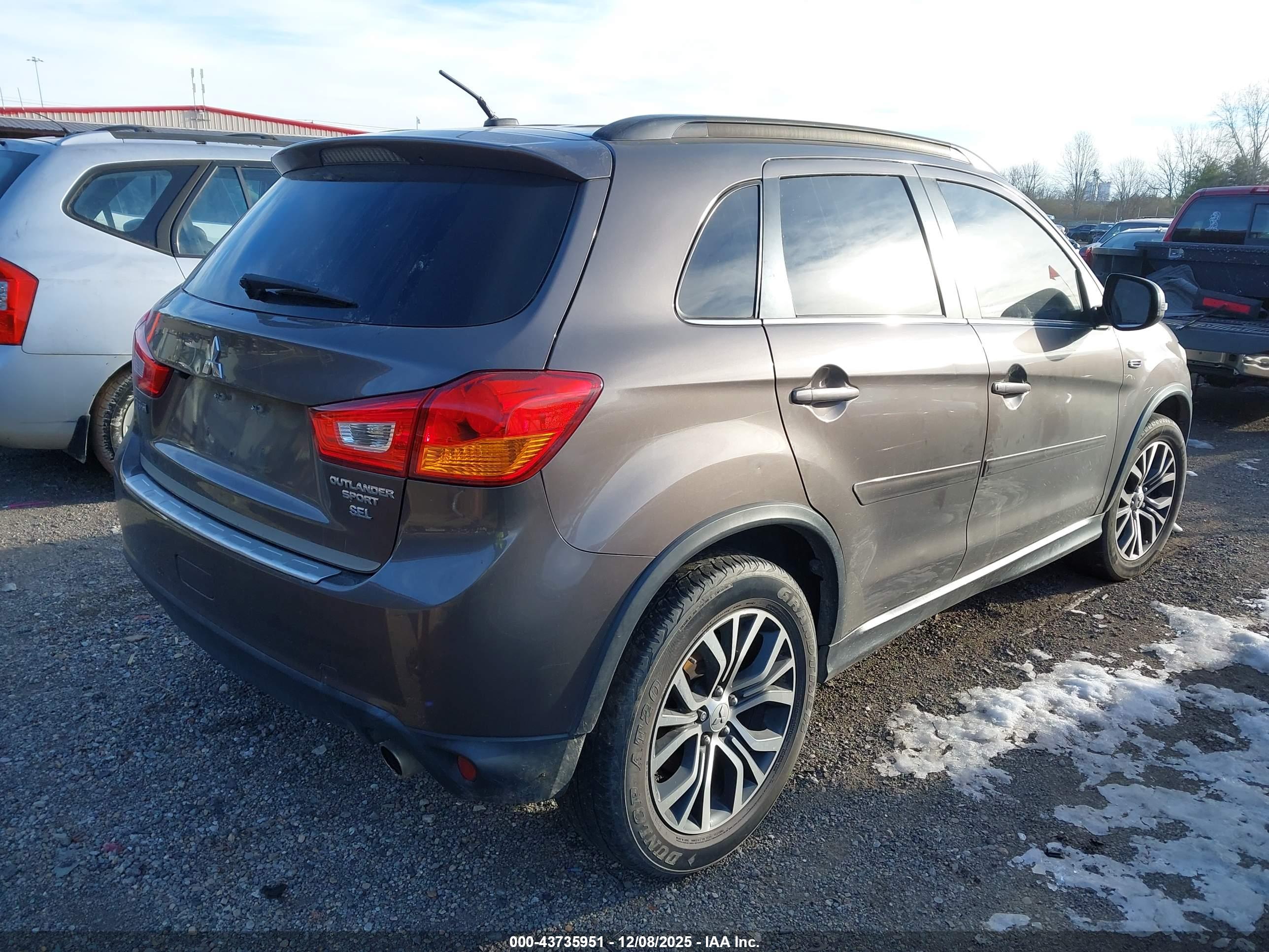 MITSUBISHI OUTLANDER image 4