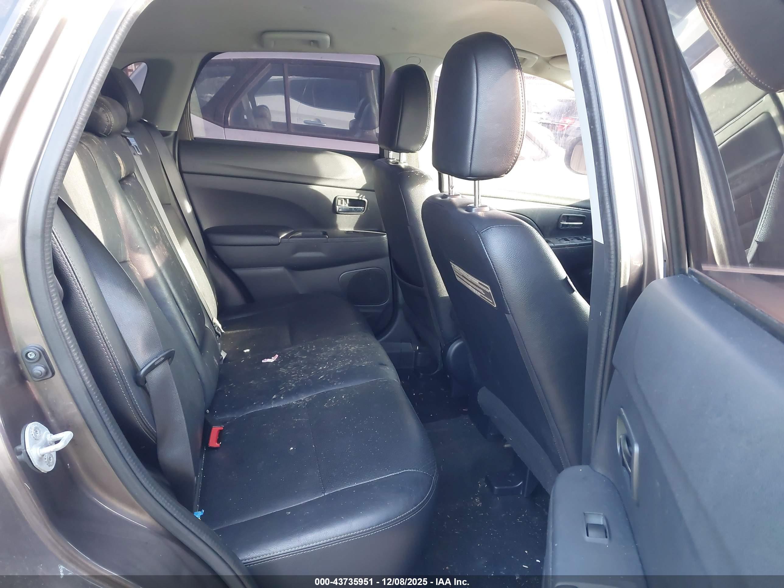 MITSUBISHI OUTLANDER image 8