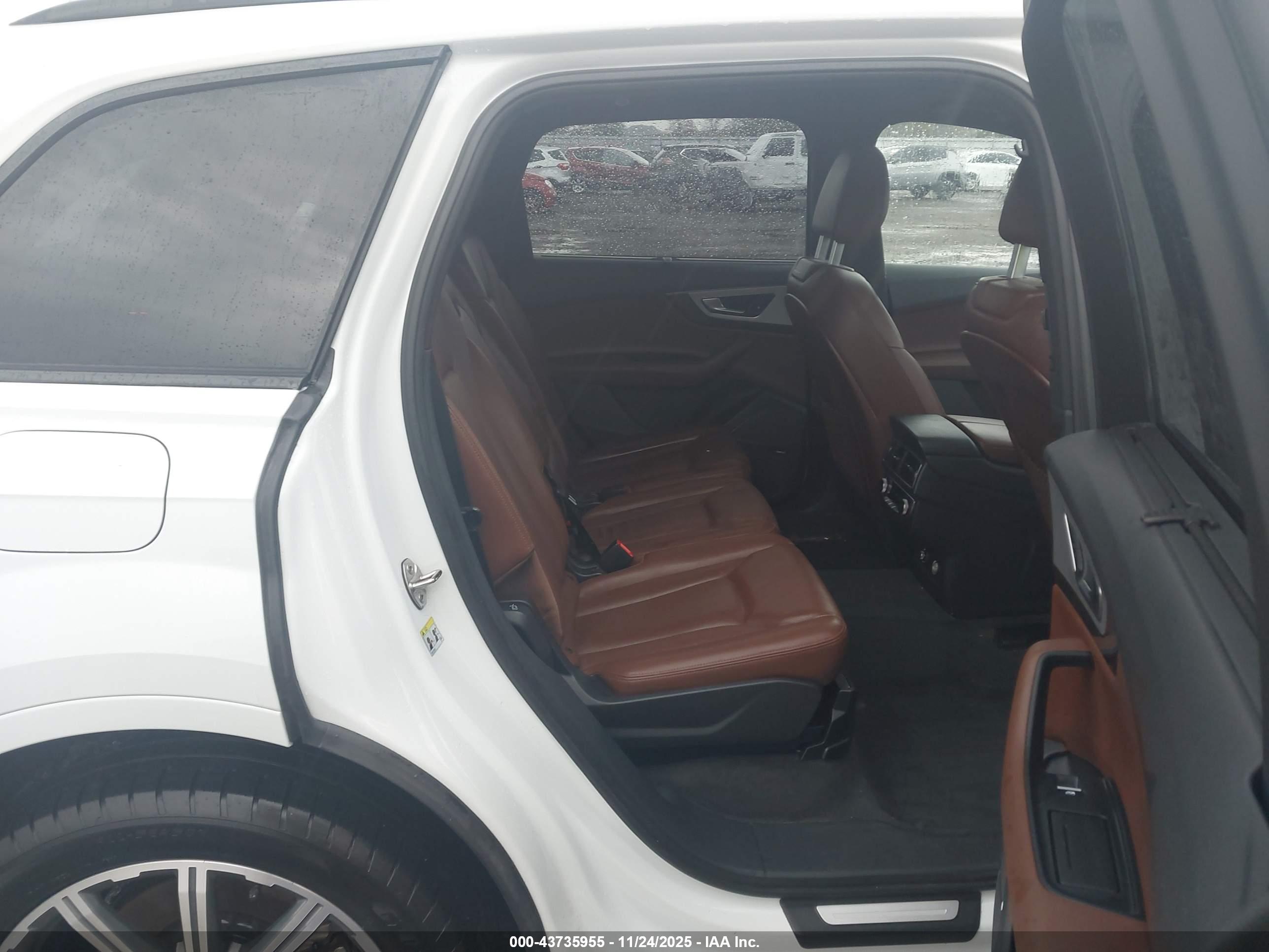 AUDI Q7 image 8