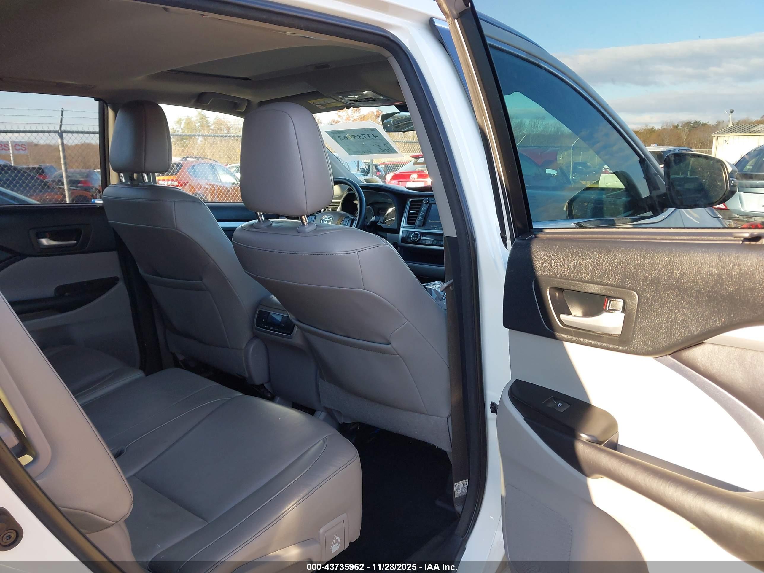 TOYOTA HIGHLANDER image 8