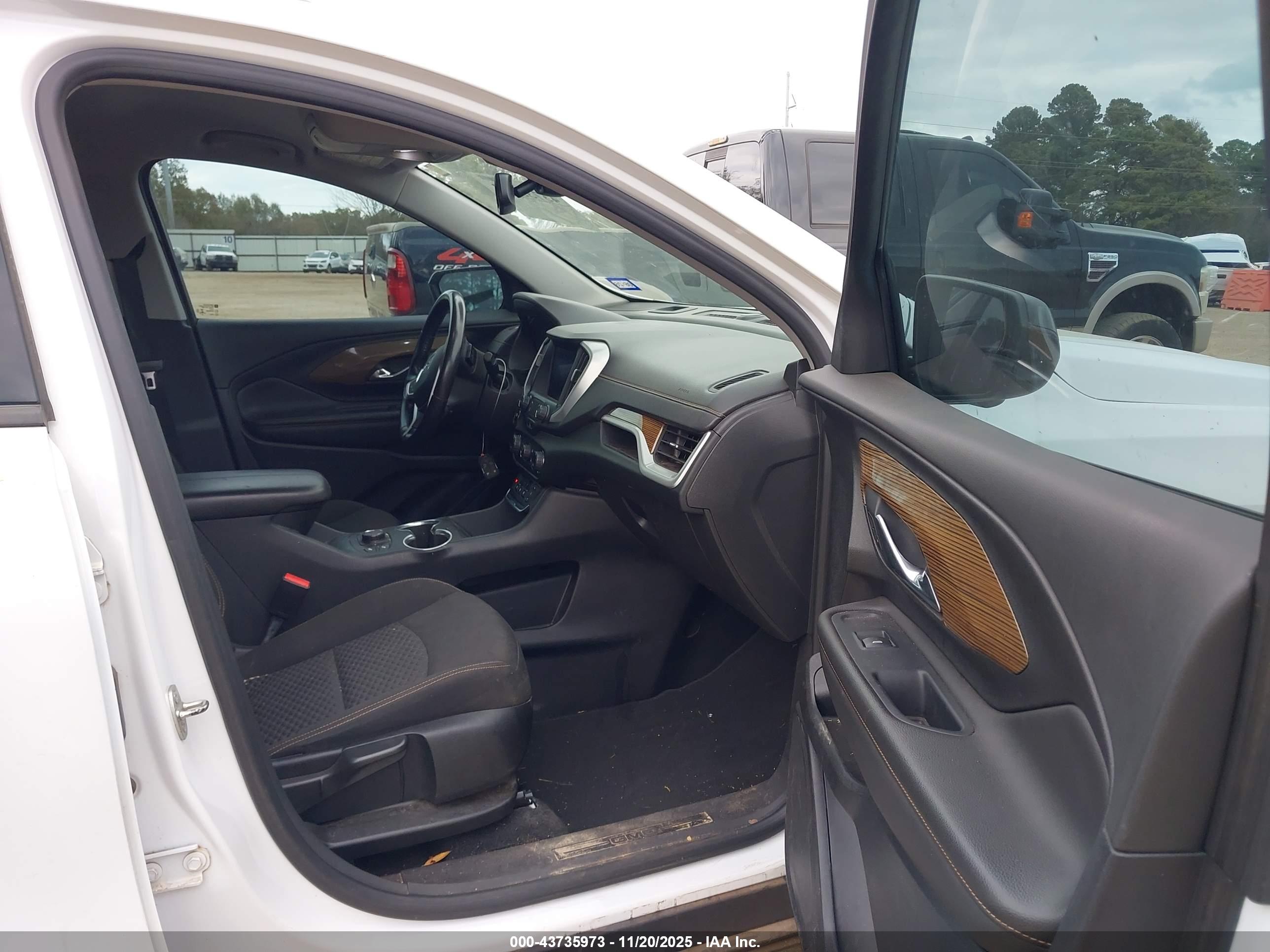 GMC TERRAIN image 5