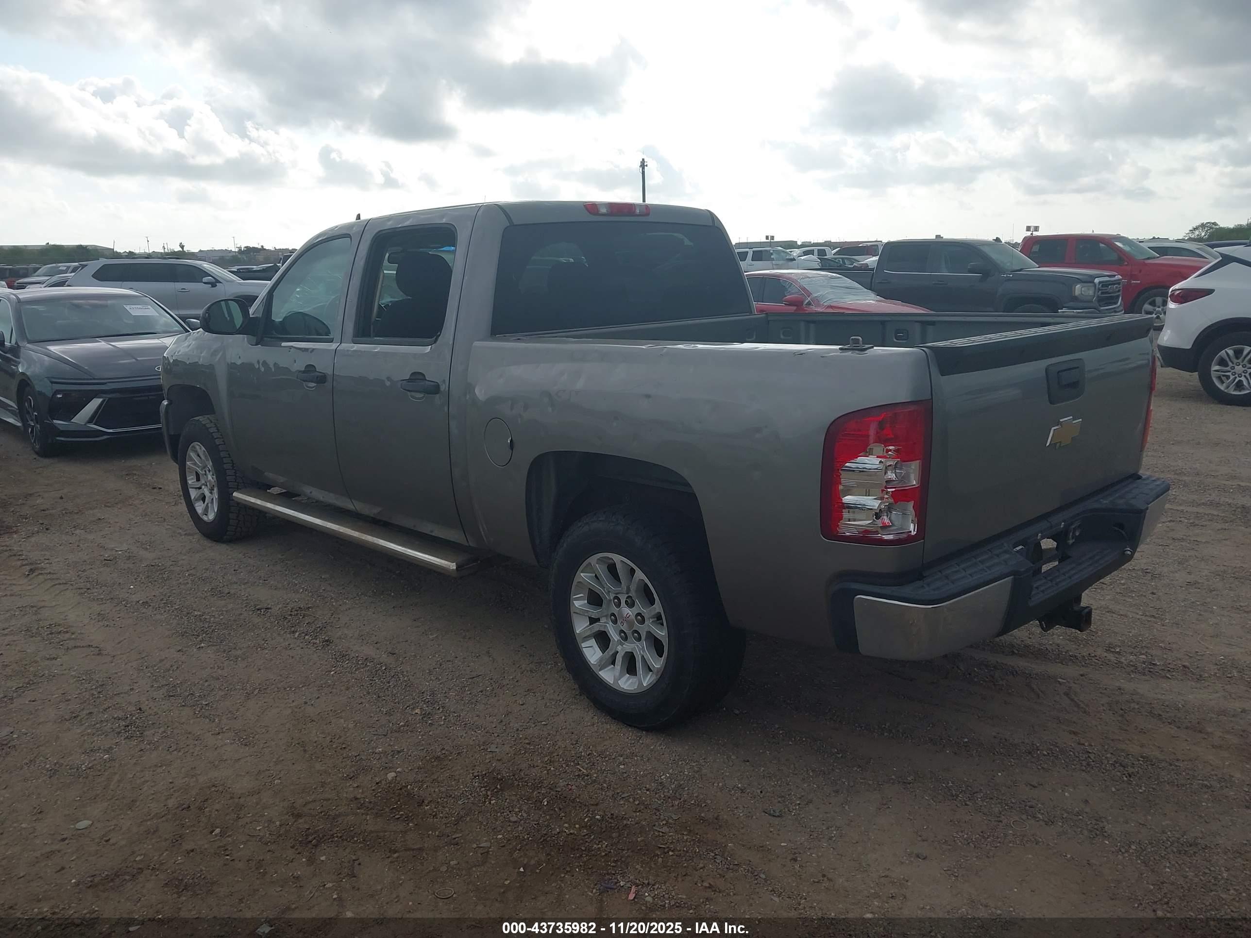 CHEVROLET SILVERADO image 3