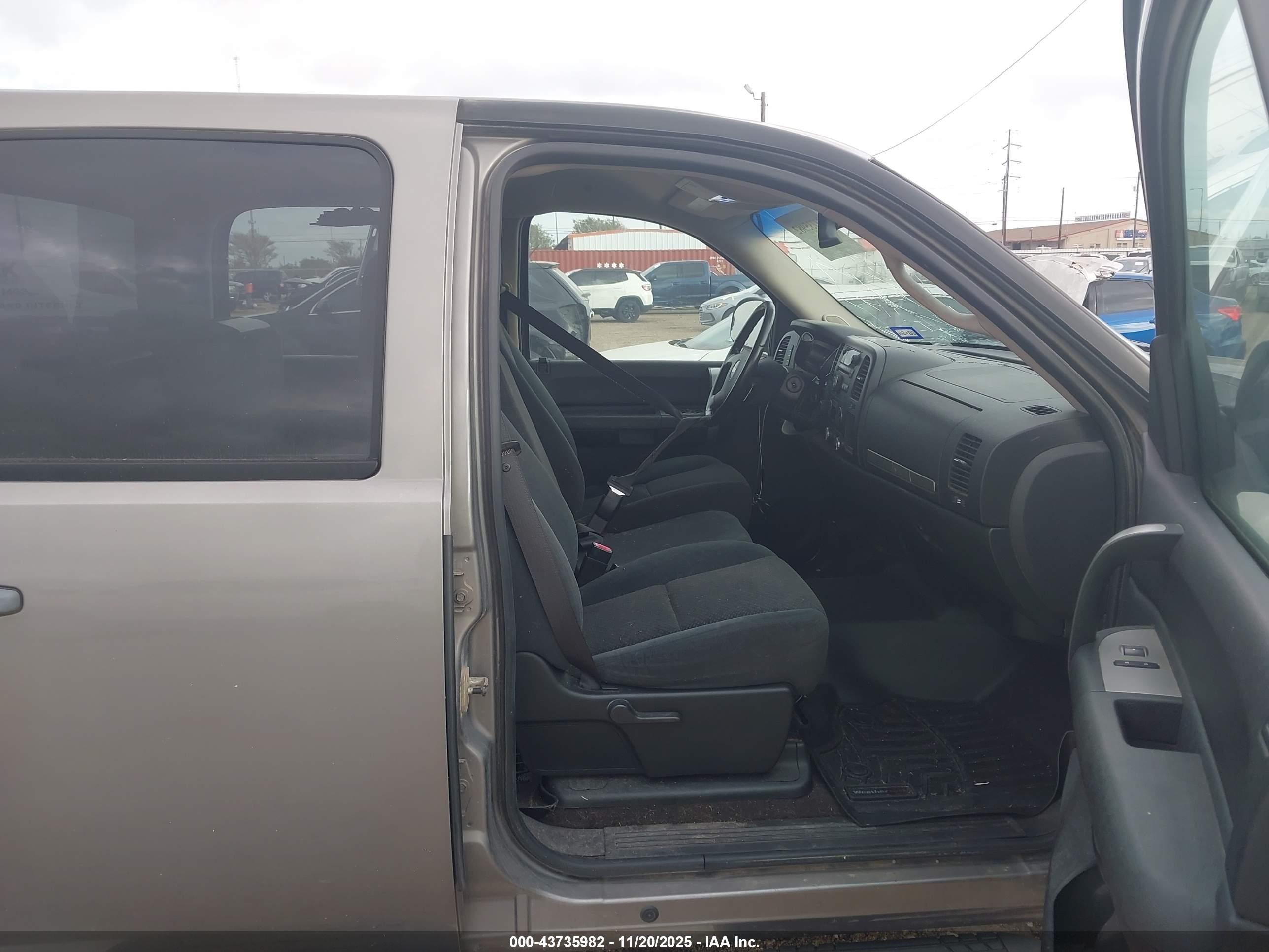 CHEVROLET SILVERADO image 5